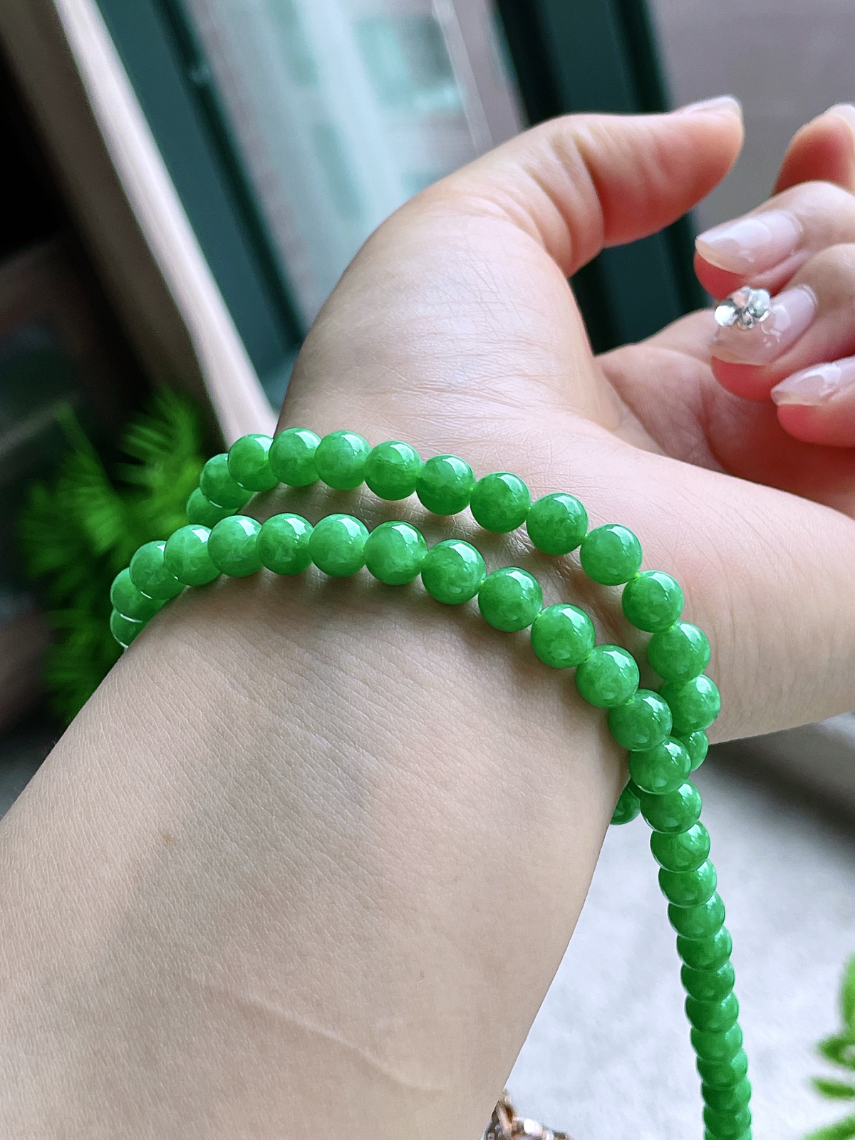 【珠子】冰阳绿珠链圆珠珠子珠链
【说明】缅料 性价比高  
【尺寸】6.3-7.1mm，29cm.