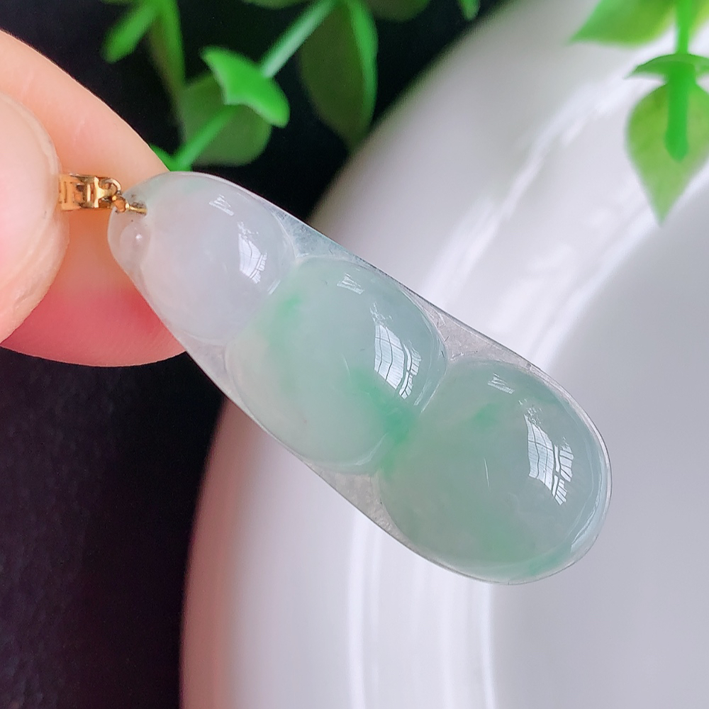 18k金扣冰润飘花福豆翡翠挂件，老种飘花  冰清玉洁  胶感十足  寓意“四季平安，福气满满”颜色鲜艳，清新自然，饱满通透   W49.8  尺寸：34.5-13.2-5.5mm
