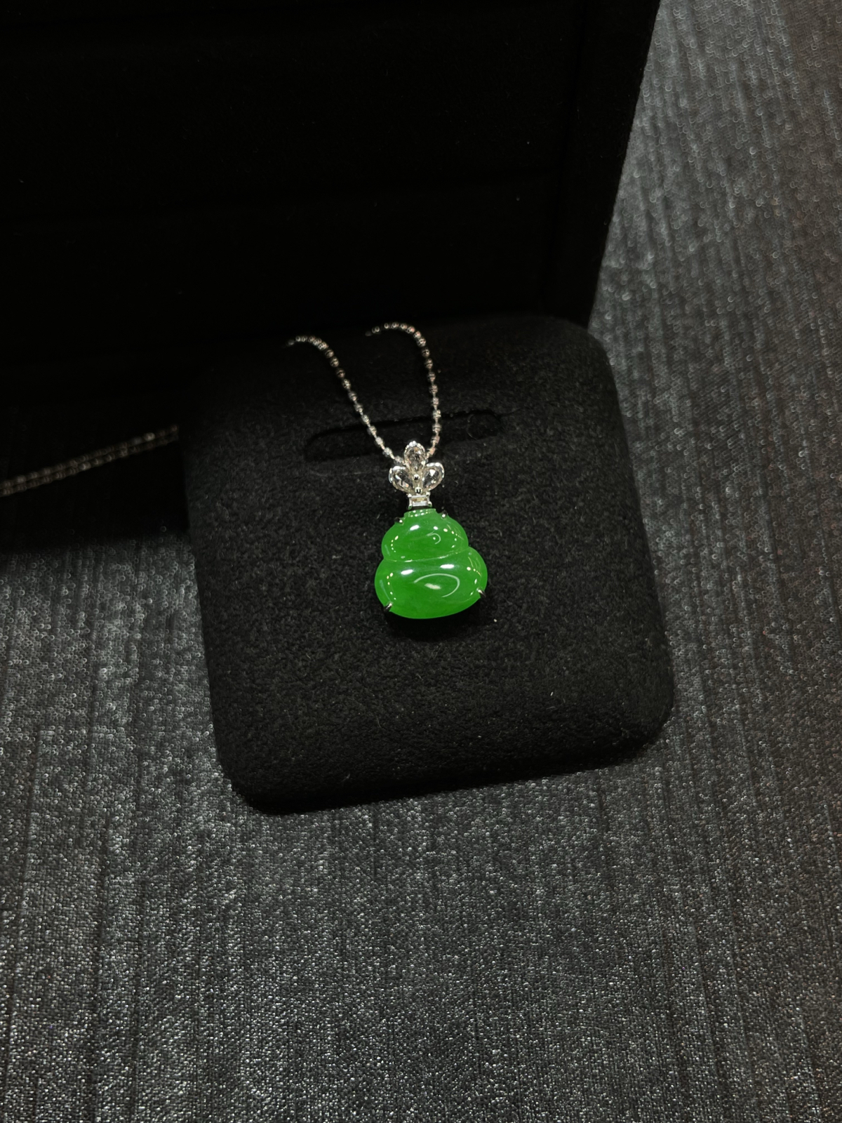 满色 正阳绿 mini葫芦吊坠

18k金简镶嵌