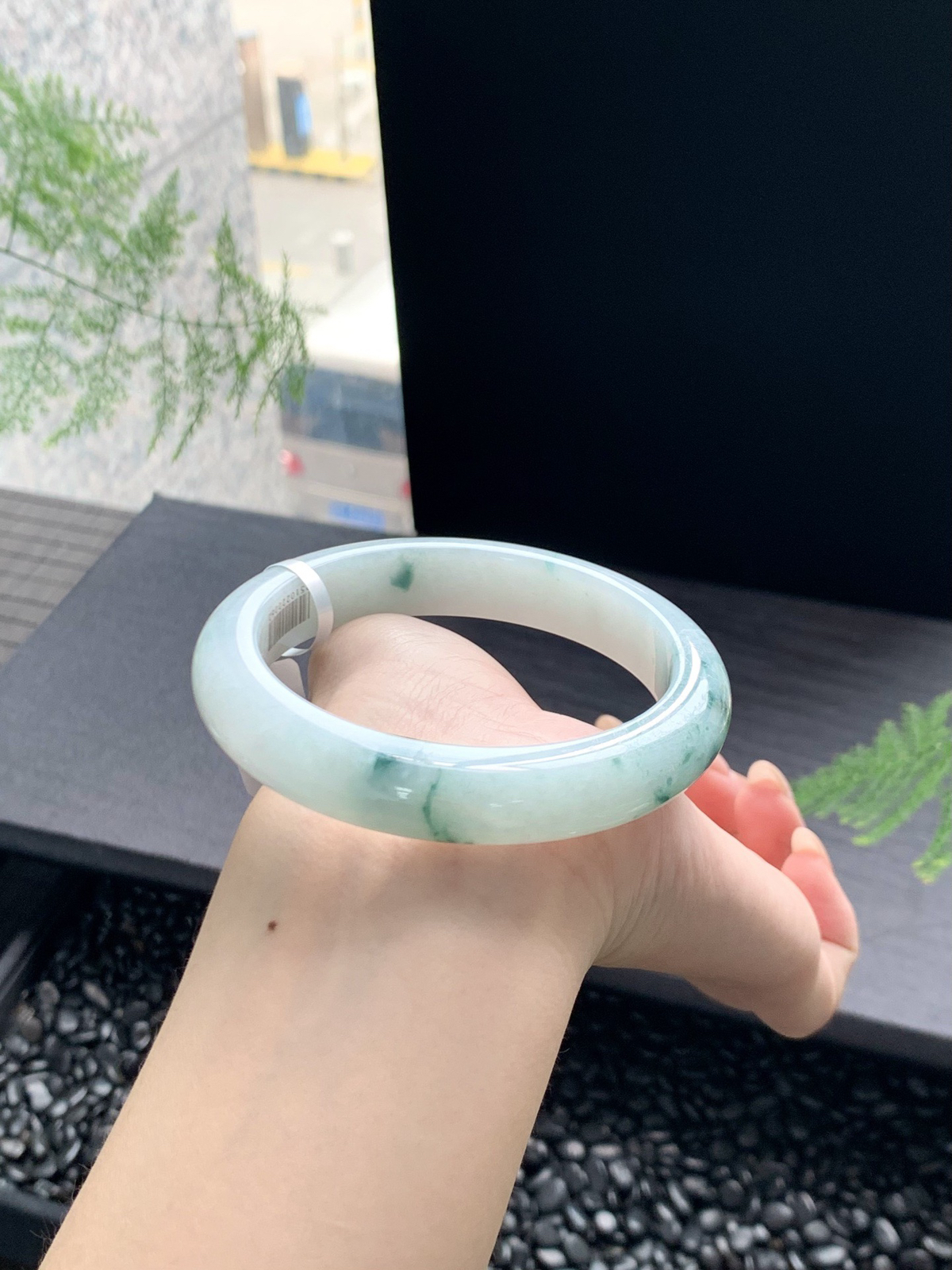 【牛奶底飘花手镯】如清泉般泌人心脾丝丝绿花润进心田，如清风徐来，令人心旷神怡，有种独一无二的诗意美59-12-9mm