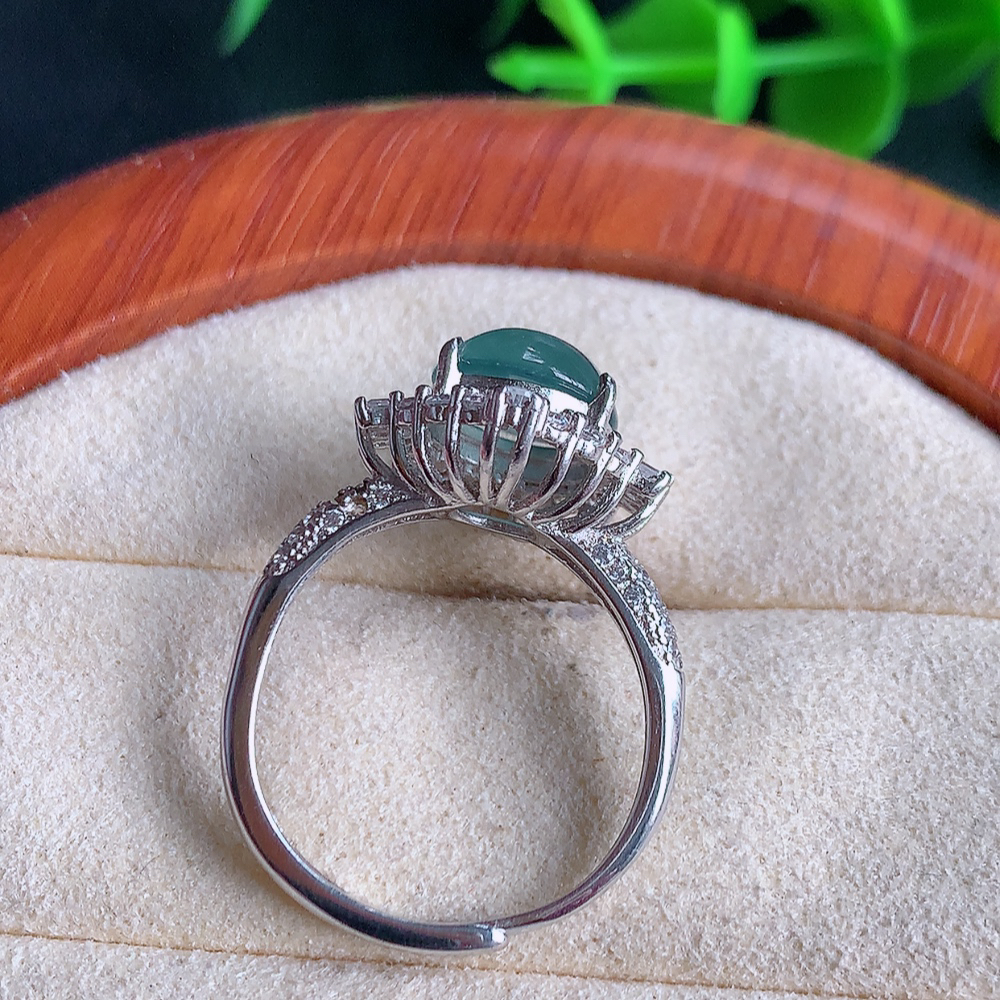 冰晴水精美蛋面翡翠戒指  玉质细腻  冰清玉润  飘花灵动  颜色漂亮  W502.8  内径尺寸：17.5-14.2-9.2mm  裸石尺寸：8.8mm