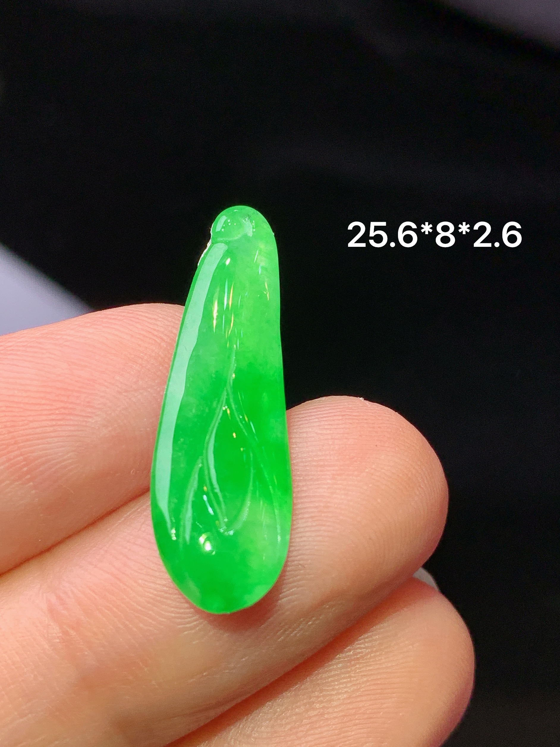 镶嵌款 翠绿福瓜吊坠 玉质细腻 色泽艳丽清新 水润亮眼 整体尺寸25.6*8*2.6j3