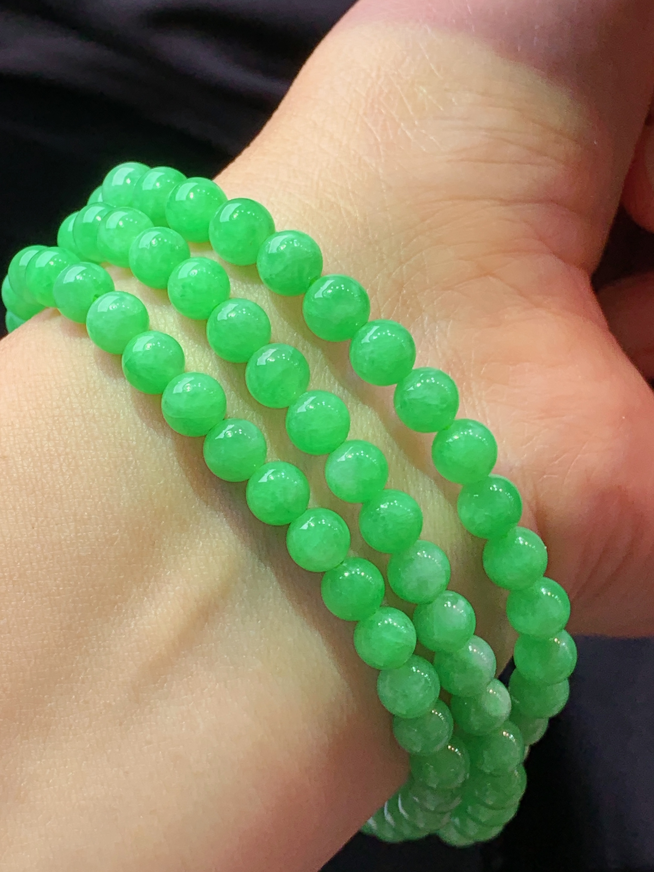 翠绿圆通项链 玉质细腻 色泽艳丽清新 水润亮眼 整体尺寸5.8h3