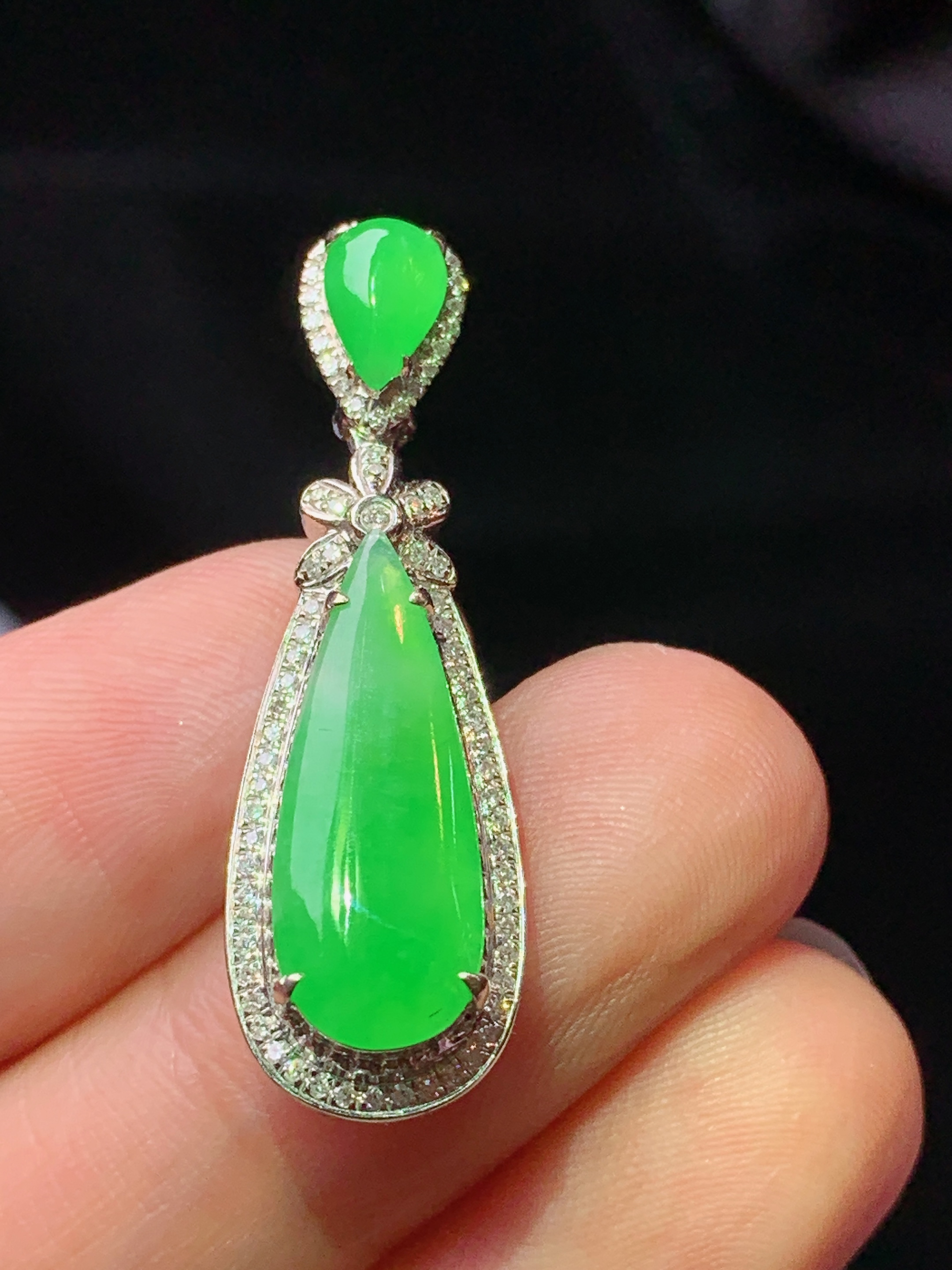 18k金钻镶嵌翠绿水滴吊坠 玉质细腻 色泽艳丽清新 水润亮眼 整体尺寸33.6*10.5*5.8j2