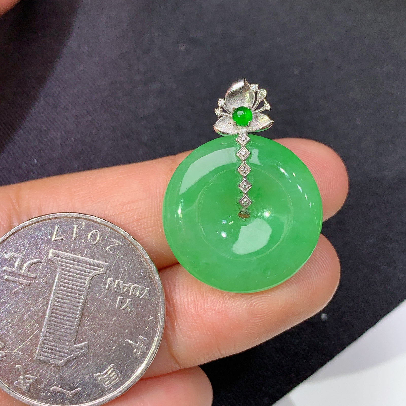 阳绿平安扣吊坠，18k金镶嵌，冰润细腻，色阳，种水足，Quq 尺寸26.2*19.6*4.8