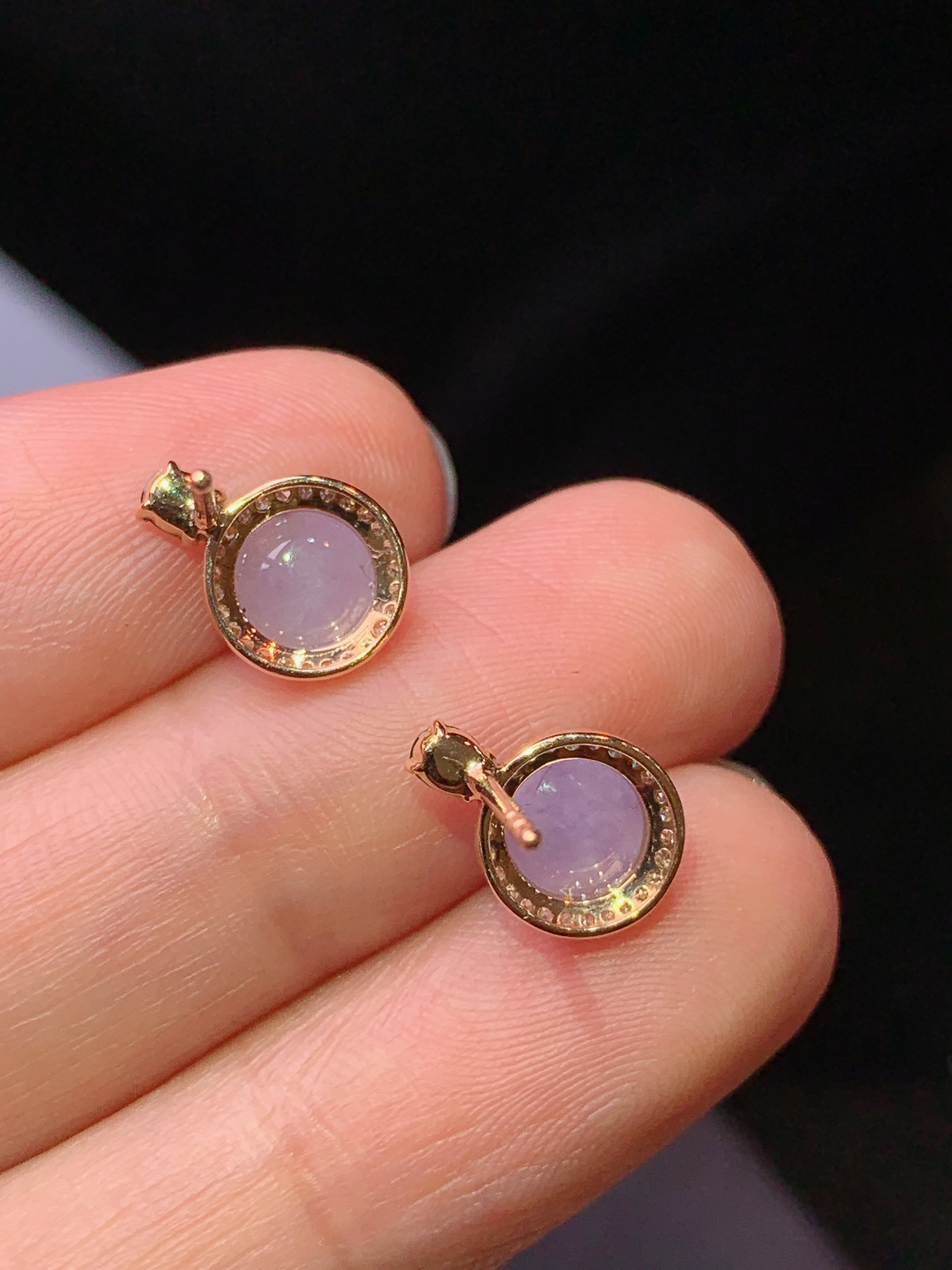 18k金钻镶嵌紫罗兰蛋面耳钉 玉质细腻 色泽艳丽清新 水润亮眼 整体尺寸11*7.8*4.5b2