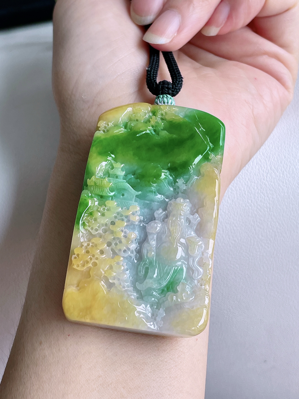 【裸石】冰黄加绿大山水牌财神爷牌吊坠
【说明】缅料 性价比高  
【尺寸】67.6-40.3-13..