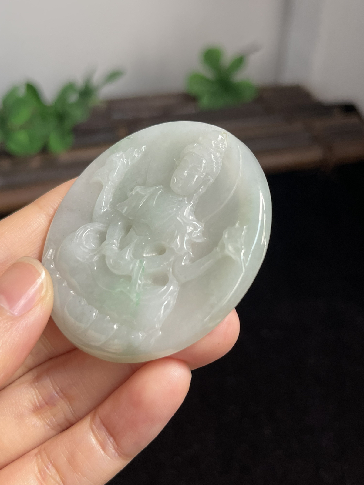 翡翠糯化种淡绿色挂件