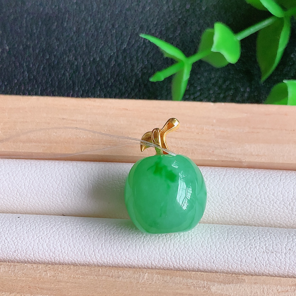 冰润满绿转运珠翡翠吊坠，寓意“时来运转，财源滚滚” 寓意佳，紫气东来，颜色清爽，18k金特色扣头，无纹裂，佩戴效果优雅迷人！性价比超值！W49.8  尺寸：12.5-13.5mm