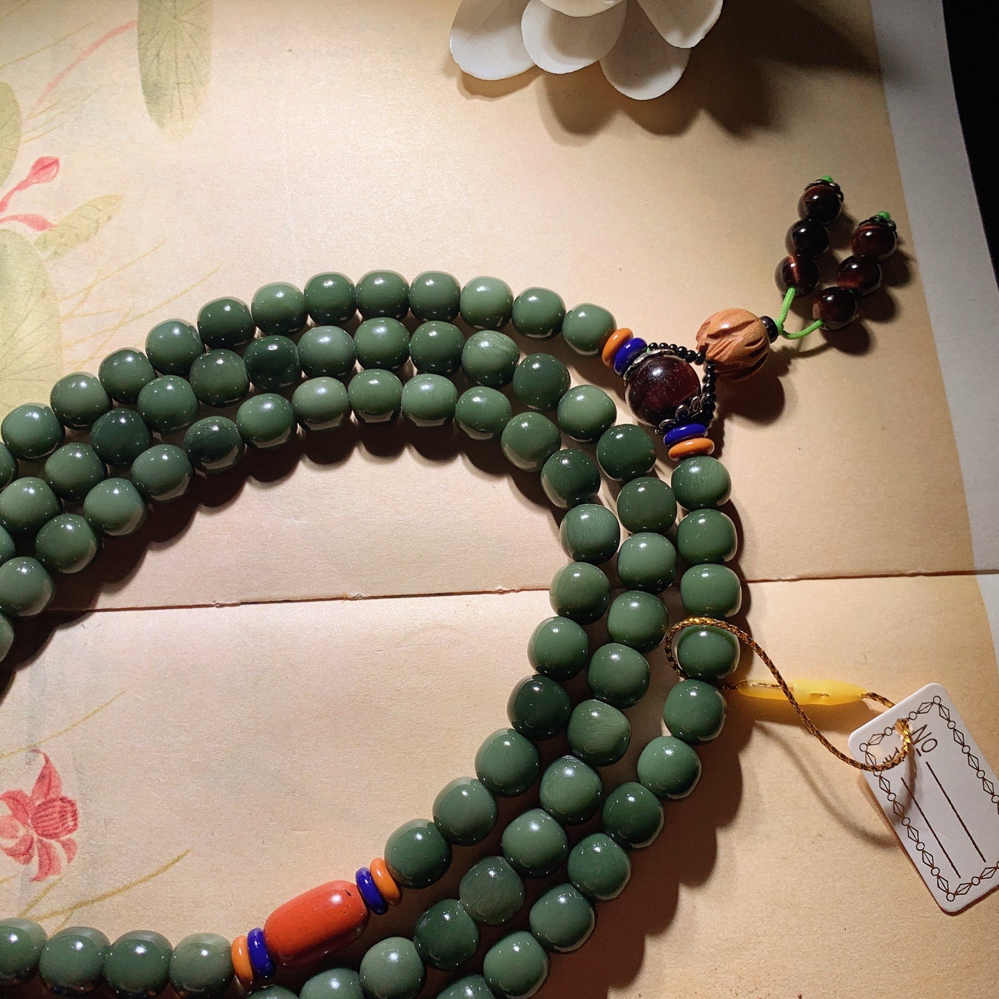 新疆和田玉沙枣青108老型珠项链 单颗尺寸8/8重96克 玉质细腻油润 底色纯净 脂粉好，品质好。lt260407