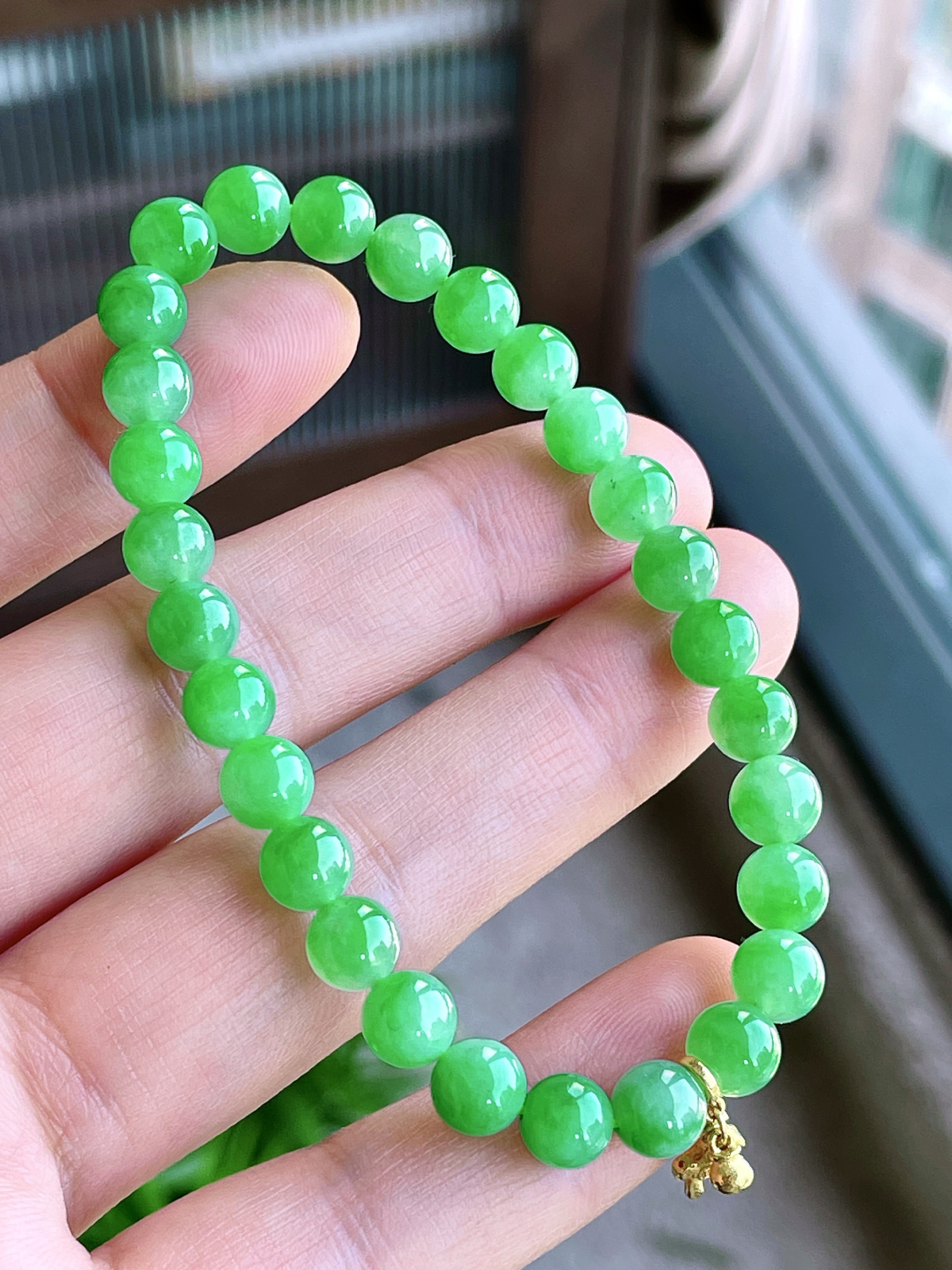 【珠子】高冰阳绿手串圆珠珠子手串
【说明】缅料 18k金镶嵌 性价比高  
【尺寸】6.8mm..
