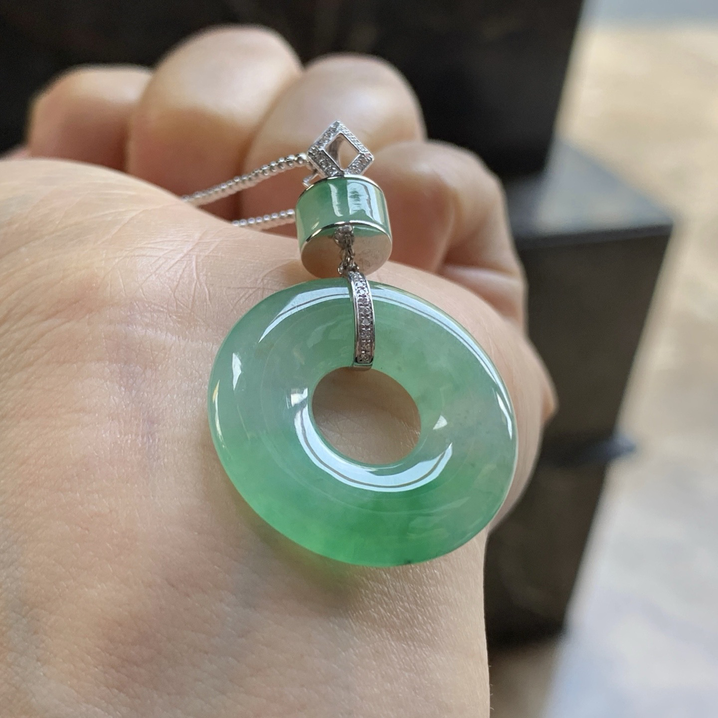 阳绿色吊坠^_^颜色好看