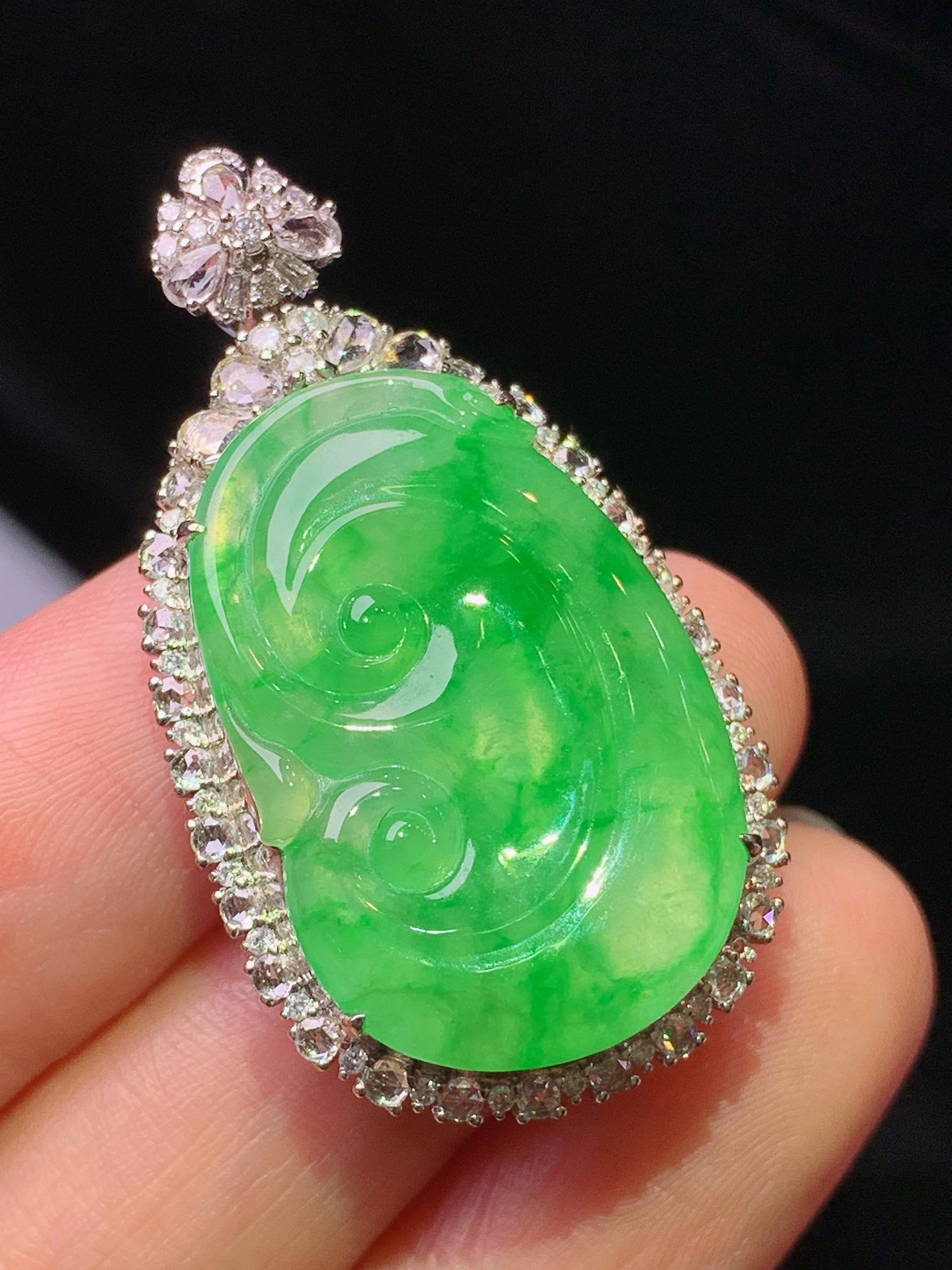 18k金钻镶嵌翠绿如意吊坠 玉质细腻 色泽艳丽清新 水润亮眼 整体尺寸37.5*20.8*9m5