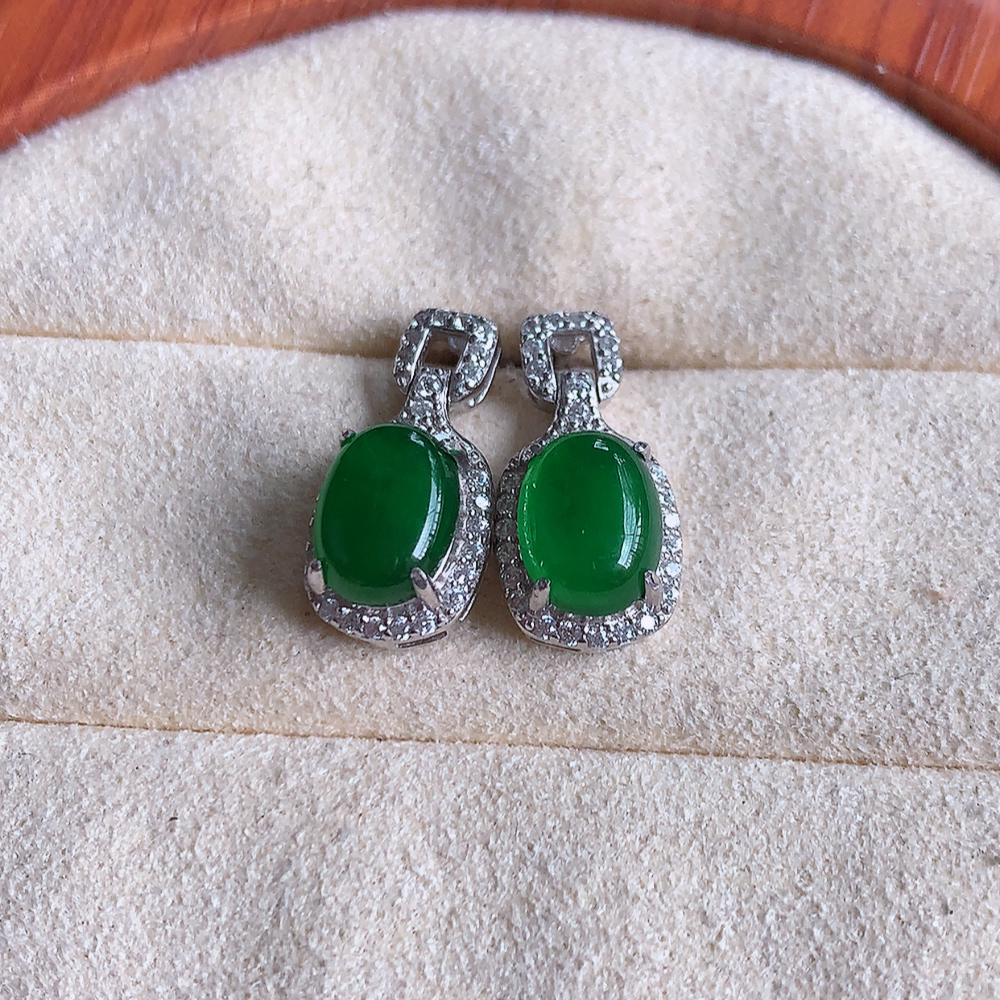 冰满绿翡翠925银镶嵌耳钉，自然光实拍，翠色灵动，颜色漂亮，种老水足，品相佳，佩戴佳品！W502.8  取一整体尺寸：16-8-6.3mm  裸石尺寸：8-5.8mm
