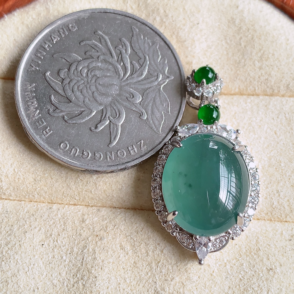 冰晴水蛋面翡翠吊坠，质地细腻，清秀高雅，饱满圆润  款式大方经典，颜色鲜艳，沁人心脾，高质量精品   925银饰镶嵌 W502.8 整体尺寸：27.5-15-9mm   裸石尺寸：14-11.5mm