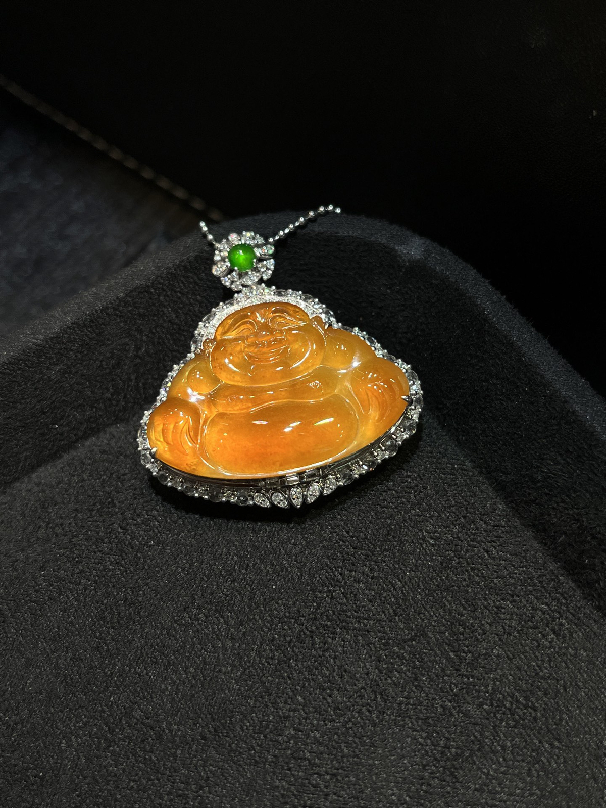 冰种黄翡佛公……
种好色鲜，料子厚装
尺寸看图一
18k金镶嵌.