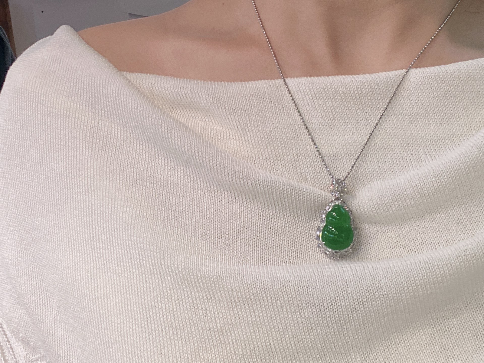 冰阳绿葫芦吊坠 
种好肉细，精致简约
饱满厚装，18k金镶嵌
尺寸如图一  实物更美～