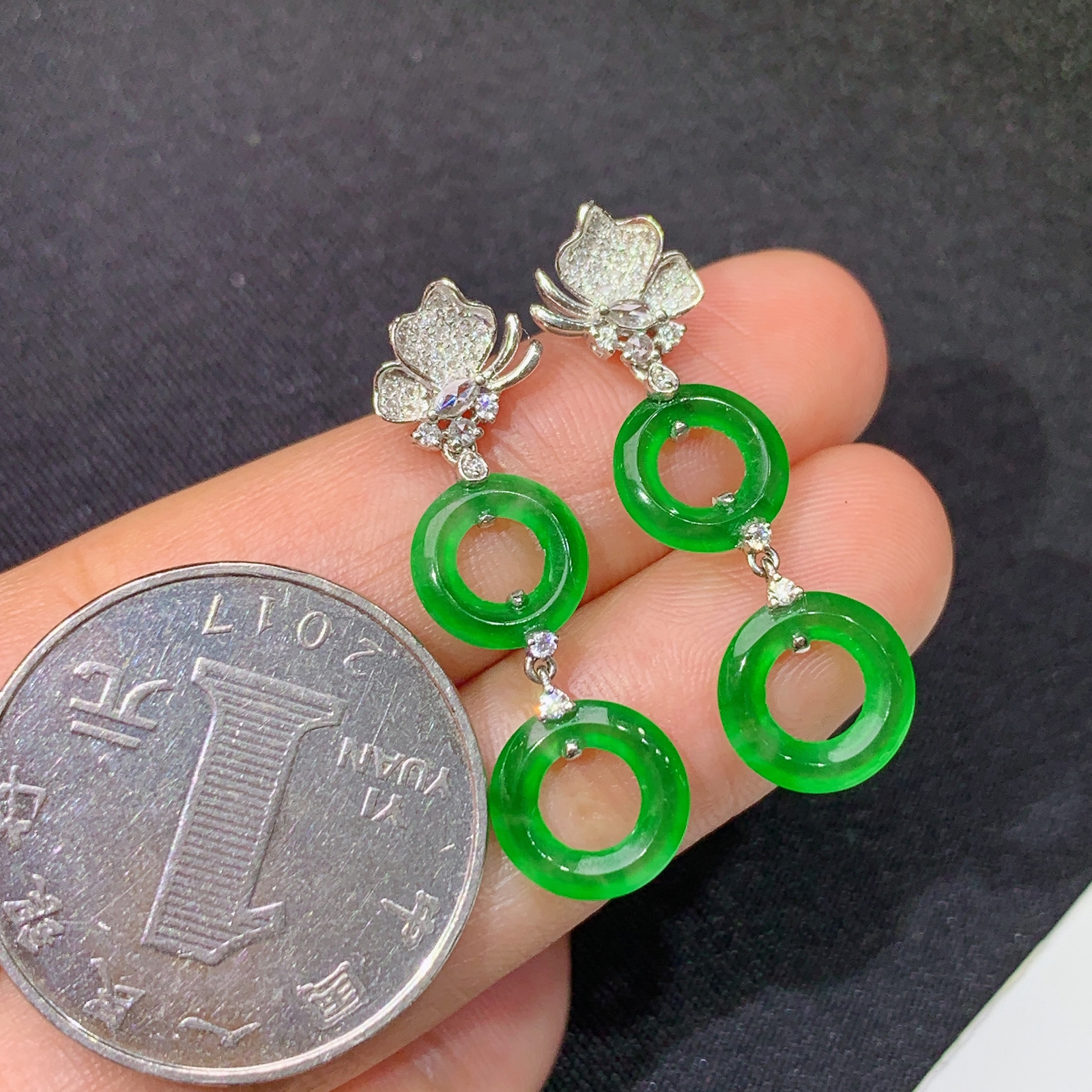 冰阳绿甜甜圈耳坠，18k金镶嵌，款式新颖，冰润色阳，种水足，Xy 尺寸30.9*9.2*1.3