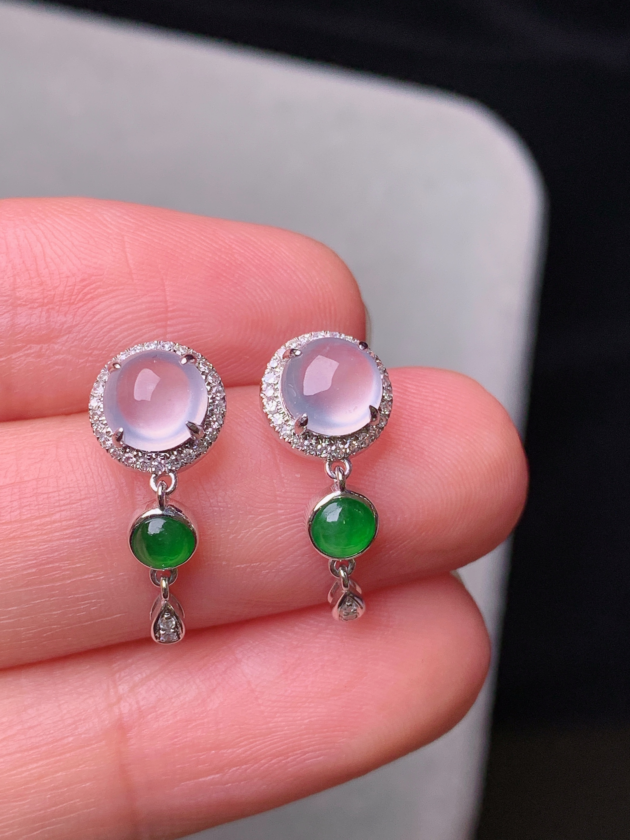 18k金钻镶嵌冰种耳钉 玉质细腻 色泽艳丽清新 水润亮眼 整体尺寸18*7.6*4.5b2