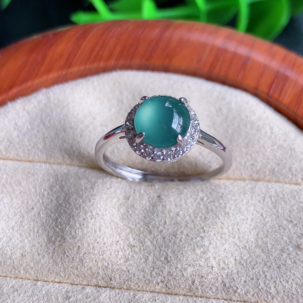 冰晴水精美蛋面翡翠戒指  玉质细腻  冰清玉润  飘花灵动  颜色漂亮  W481.8  内径尺寸：18-9.5-6mm  裸石尺寸：7mm