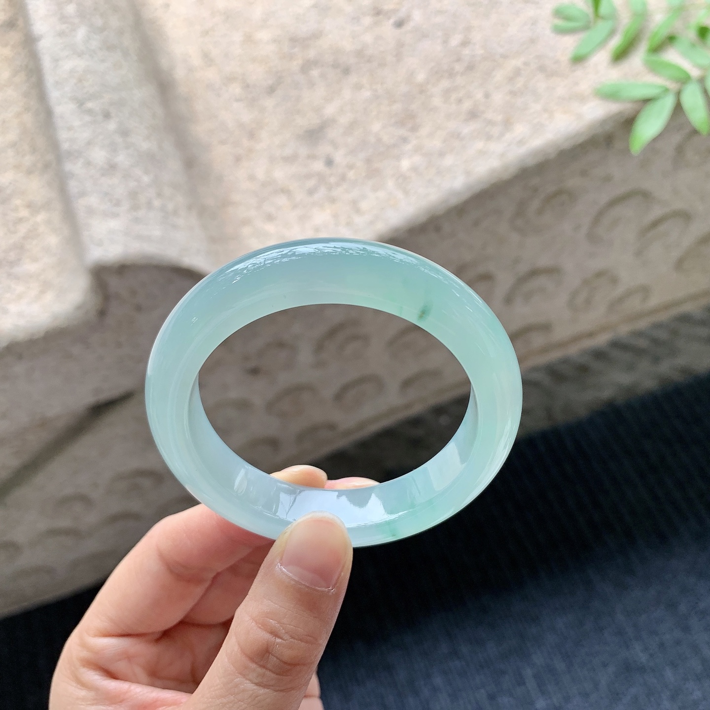 正圈49 50 【圈口】50.1/11.6/8.4 【编码】DZ041022 【描述】冰糯晴绿，水润，种老，细腻，打灯有絮线