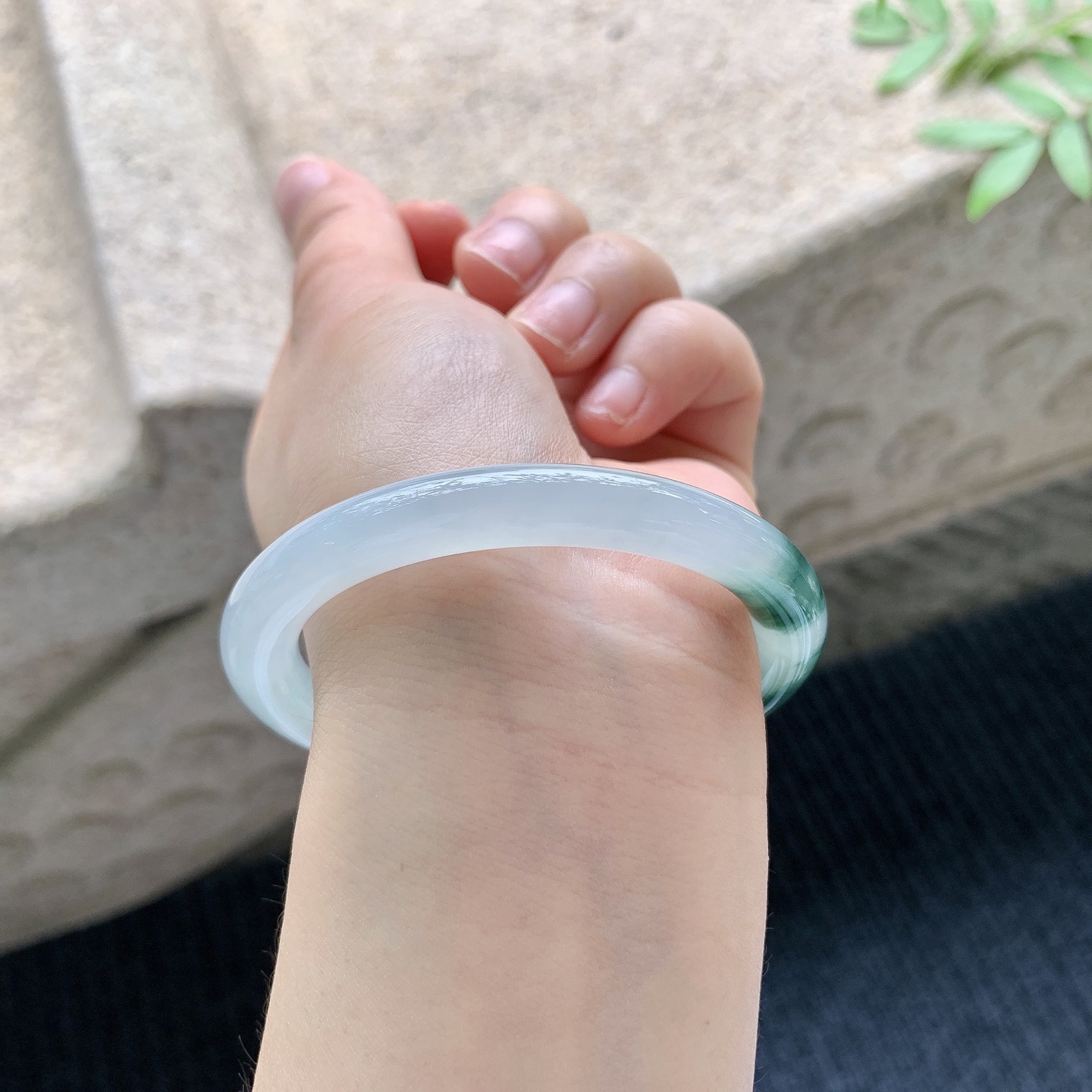 圆条52 53【圈口】53.2/7.6/8【编码】A4041012【描述】冰飘绿，清透，水润，种老，细腻，打灯有絮线