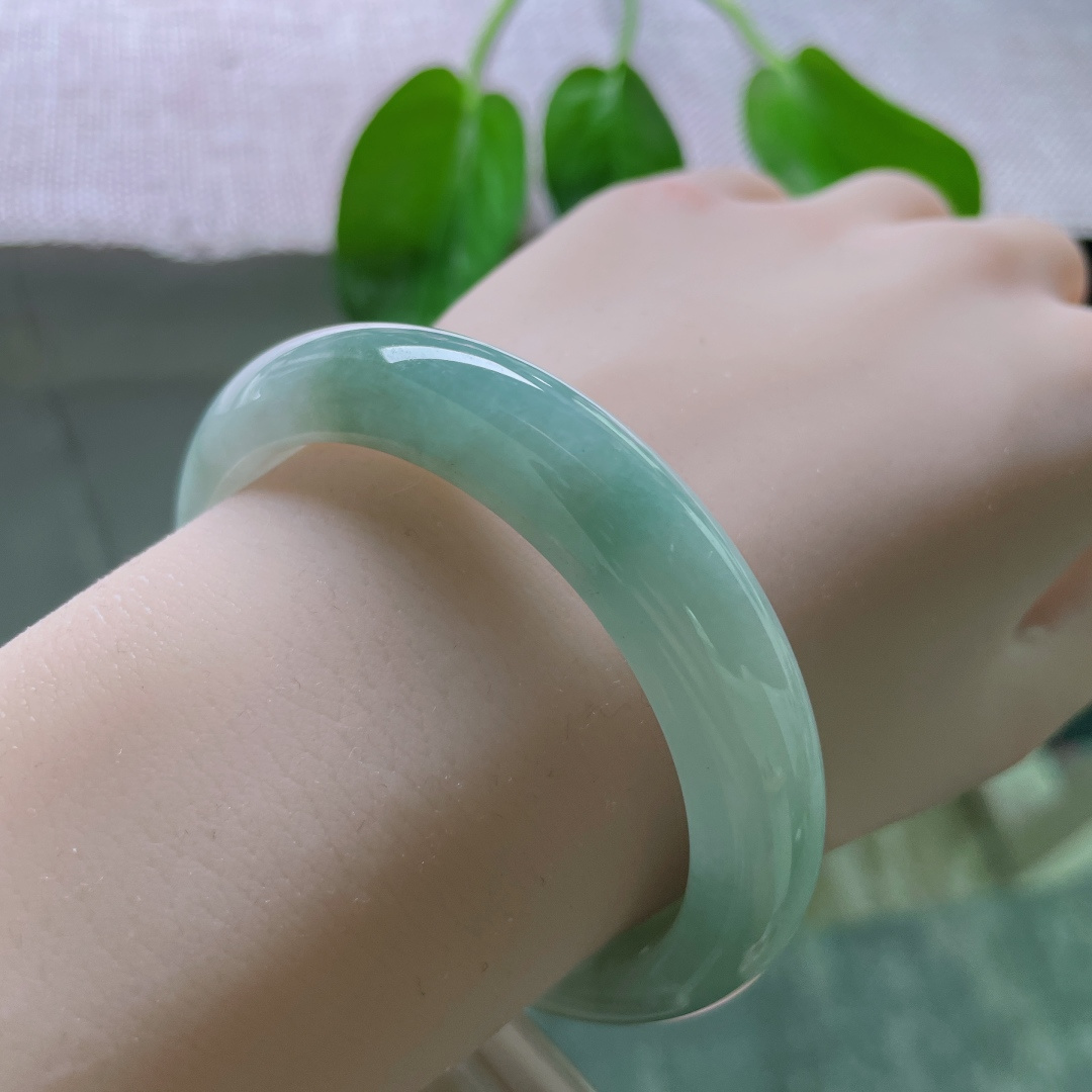 54.3/11.8/8.2，浅绿底正圈，水头好，种老，颜色深深浅浅，别有一番风味，ss46693a