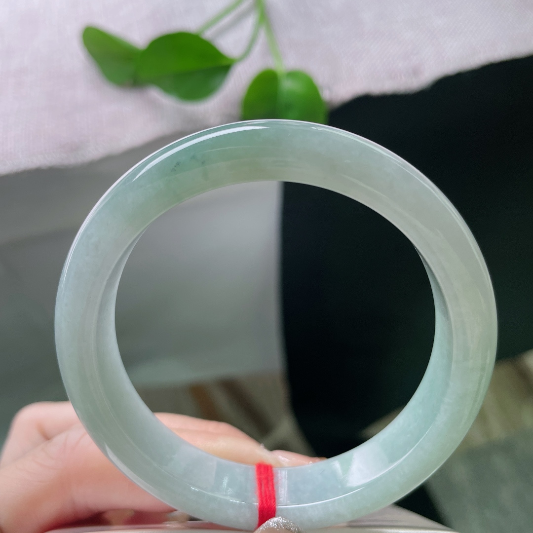 54/12.2/7.9，淡绿底正圈，水头好，种老，佩戴优雅端庄，素丽，乌鸡