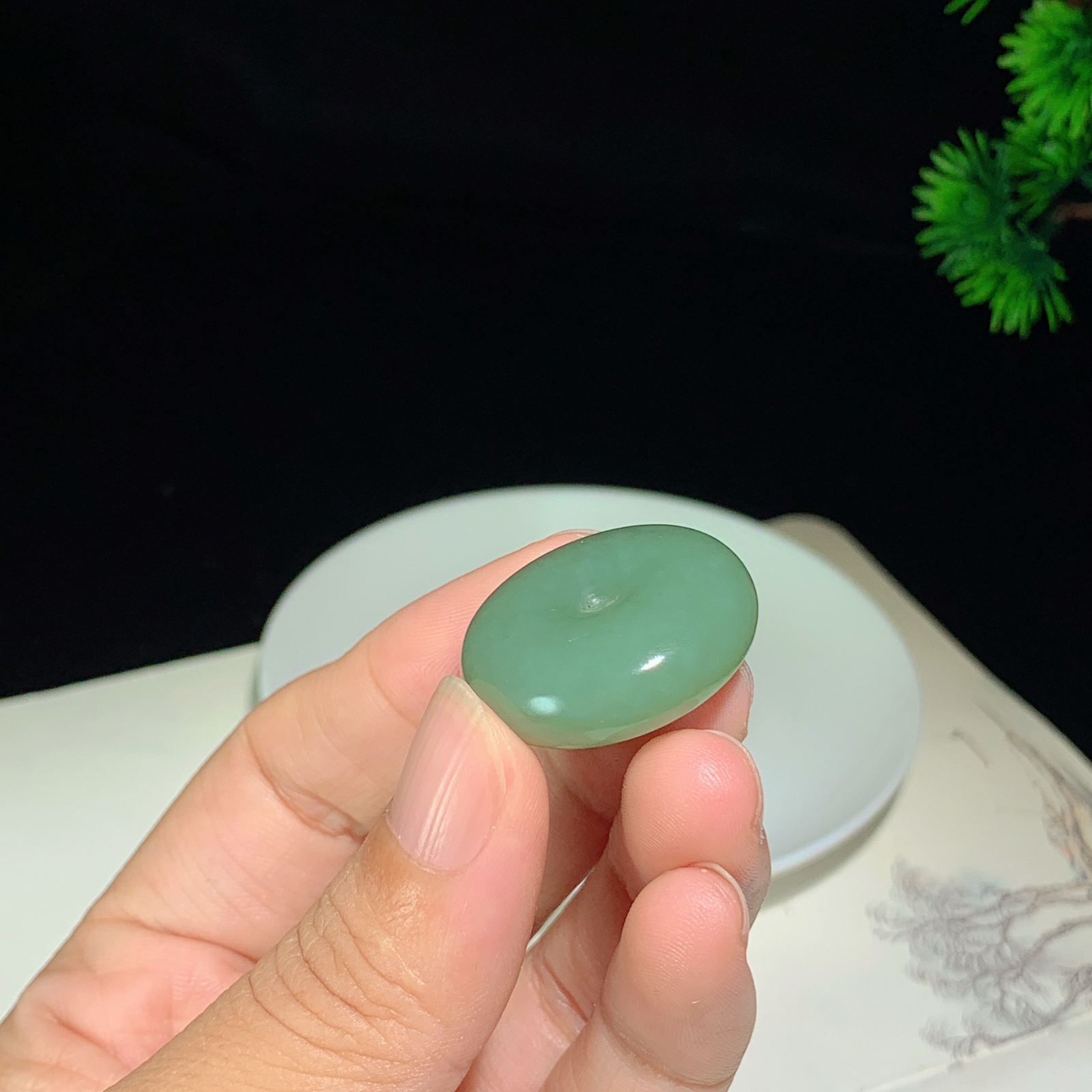 和田玉且末蓝平安扣。尺寸28.0/11.7，玉质细腻油润 脂粉好，品质好！