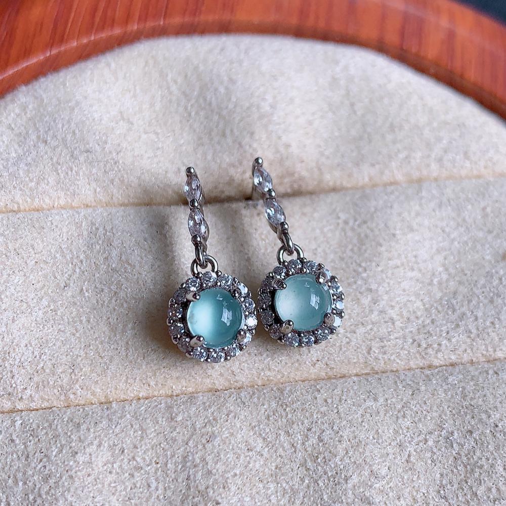 冰晴水翡翠925银镶嵌耳钉，自然光实拍，翠色灵动，颜色漂亮，种老水足，品相佳，佩戴佳品！W481.8  取一整体尺寸：16.5-7.5-5.8mm  裸石尺寸：4.5mm