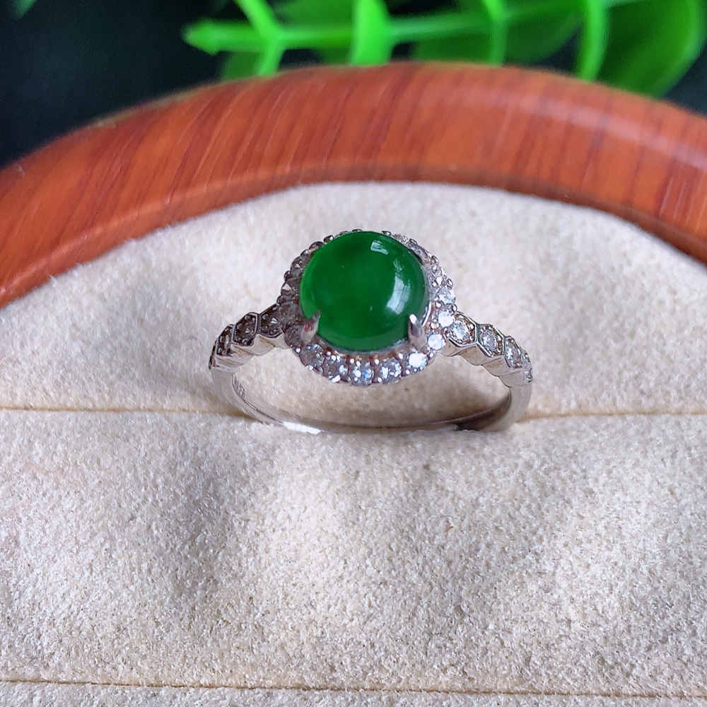 冰满绿翡翠蛋面戒指 925银镶嵌  玉质细腻  冰清玉润  飘花灵动  颜色漂亮  W481.8  内径尺寸：17-9.8-7mm  裸石尺寸：7mm