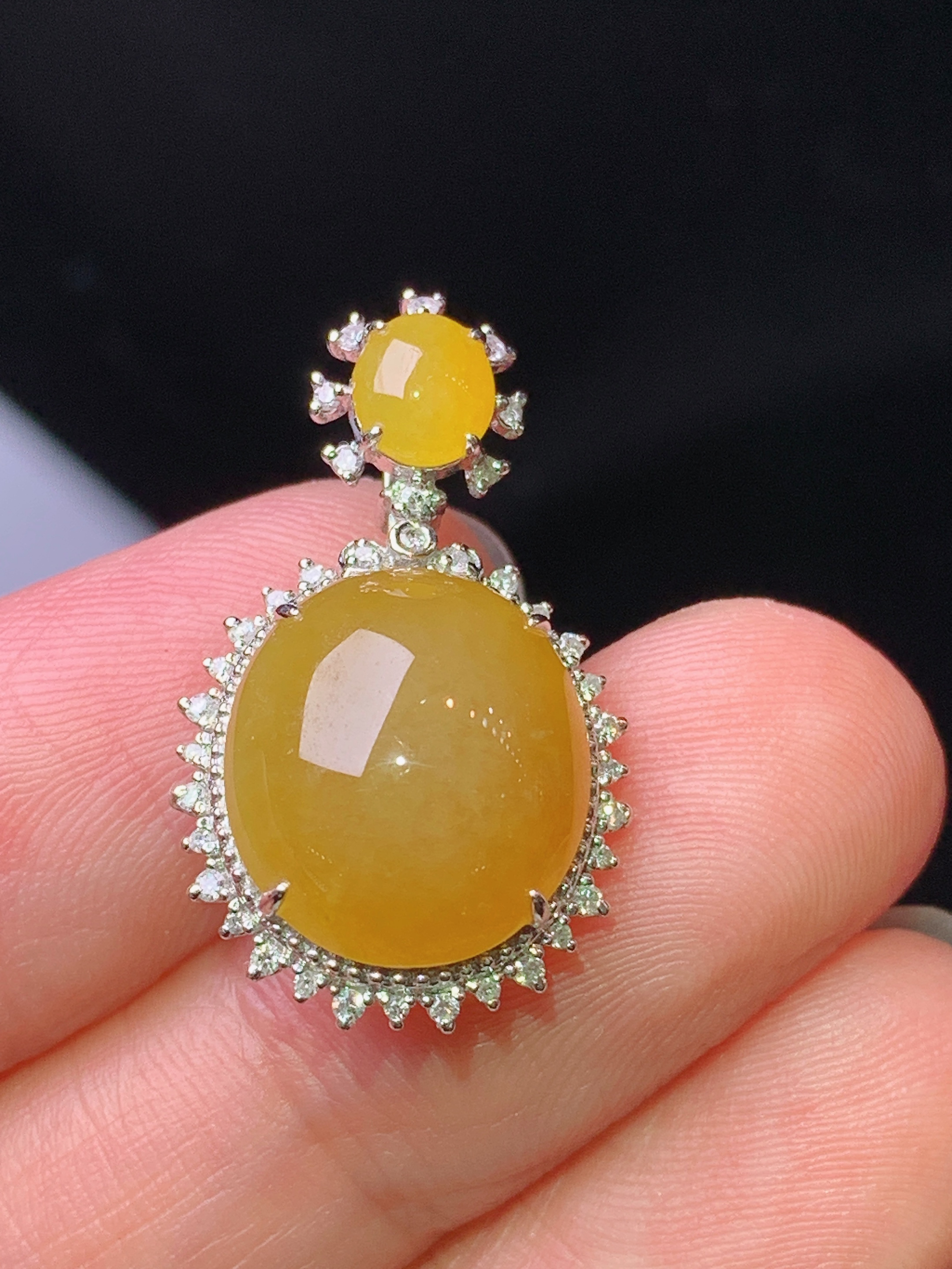 18k金钻镶嵌黄翡蛋面吊坠 玉质细腻 色泽艳丽清新 水润亮眼 整体尺寸24.8*14.6*8x5