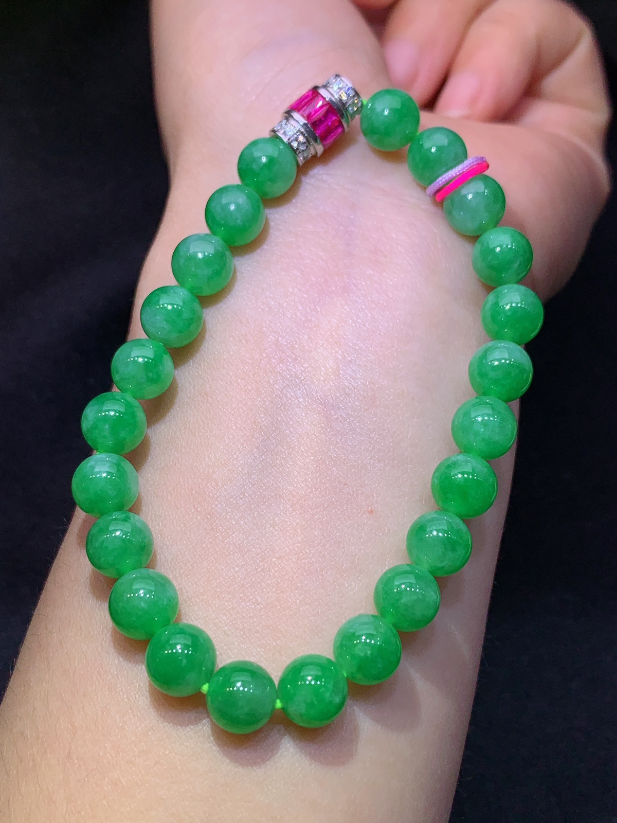 满绿圆珠手链 玉质细腻 色泽艳丽清新 水润亮眼 圈口13 整体尺寸7.9