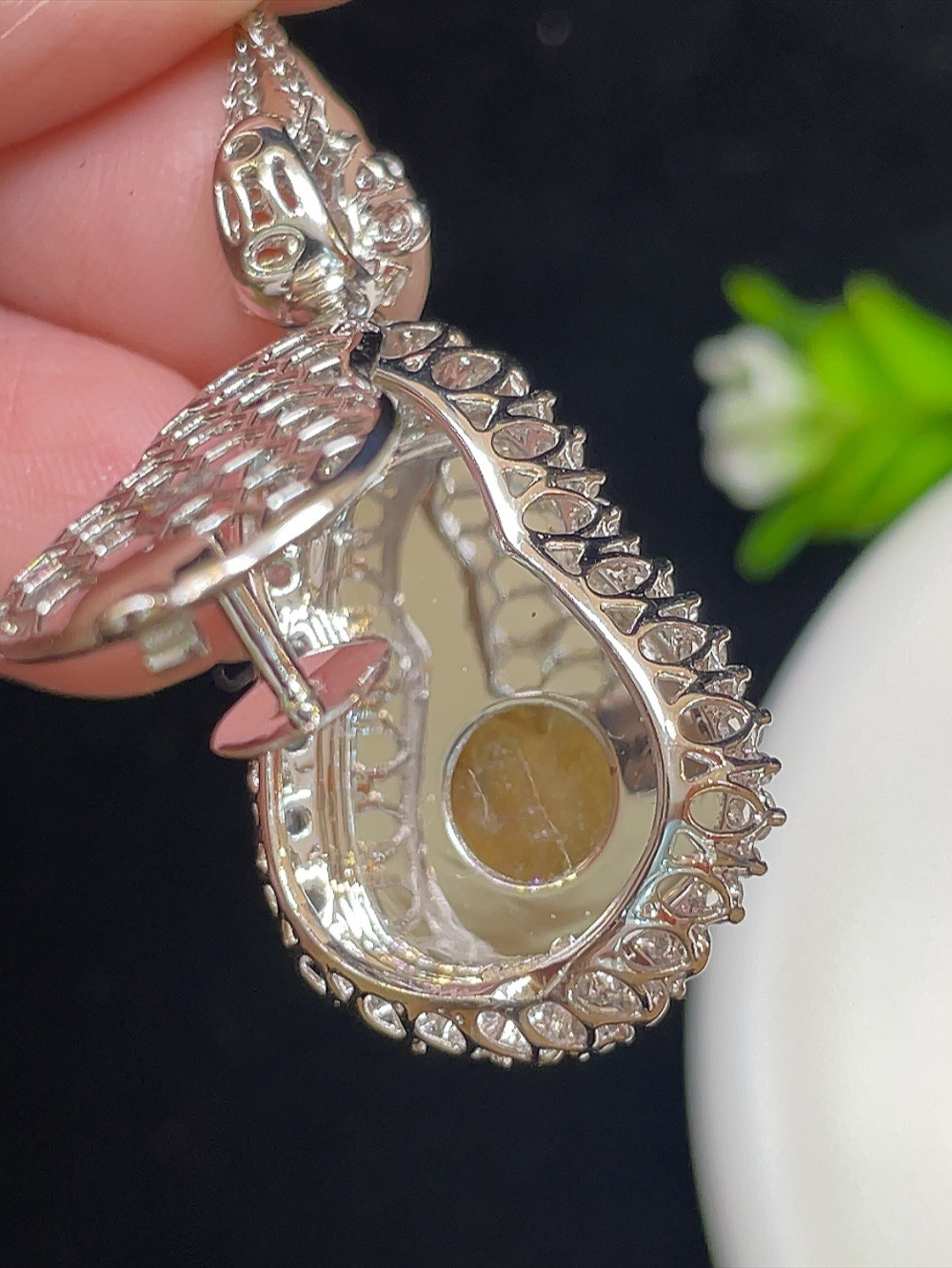 ￼ ️【冰黄翡财神爷】
大件饱满，通透水润，玉质细腻，翠色鲜艳，18k金奢华钻石镶嵌️.