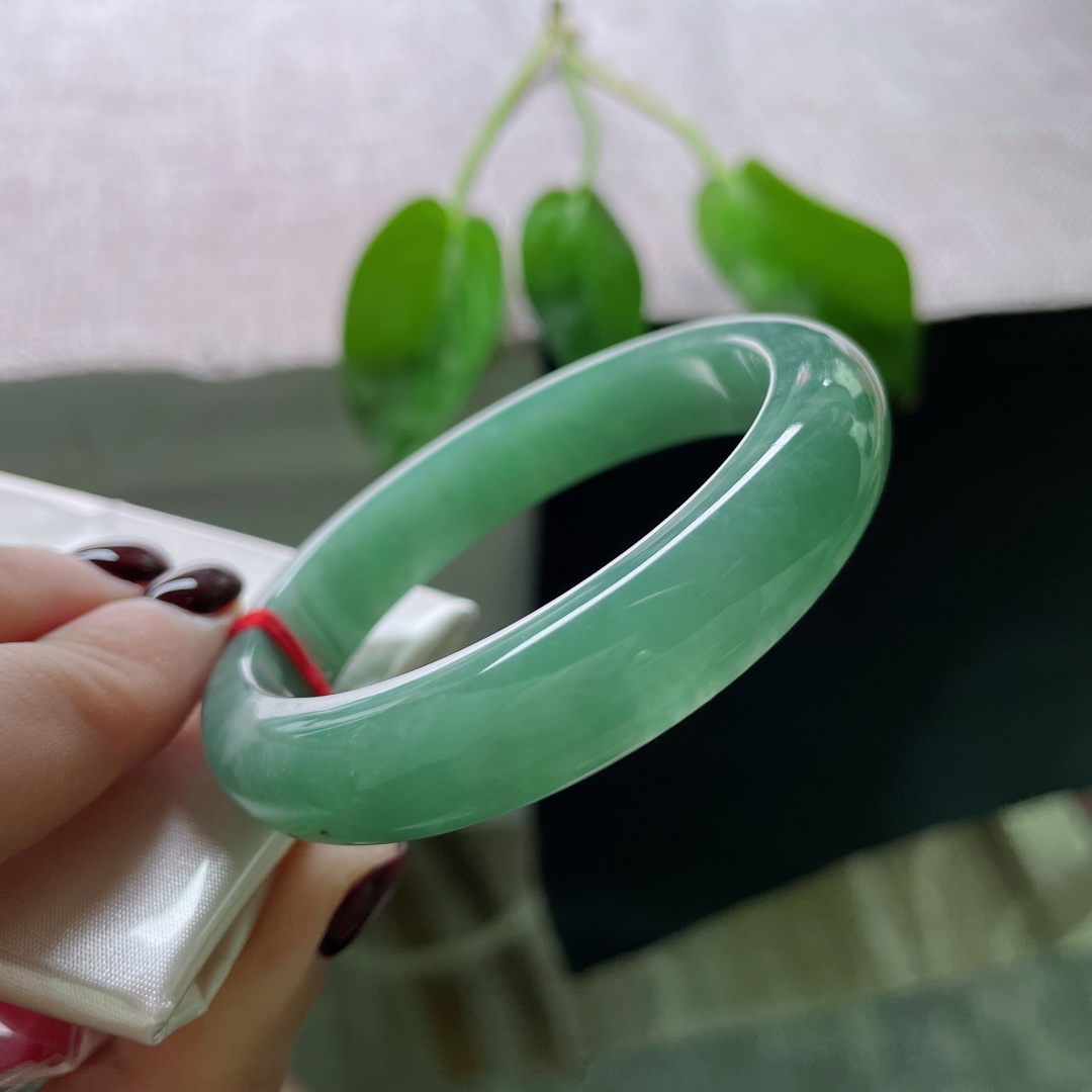 54.5/12/7.8，绿底正圈，水润，质地温润细腻，心若向绿，处处青山。一点皮纹，ss50144a