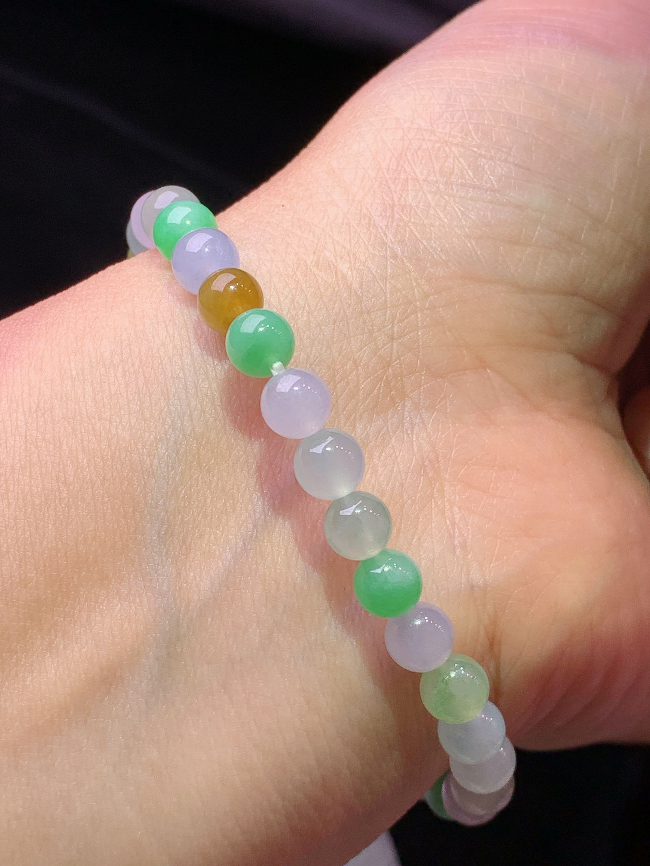 多彩圆珠手链 玉质细腻 色泽艳丽清新 水润亮眼 整体尺寸5.6z1