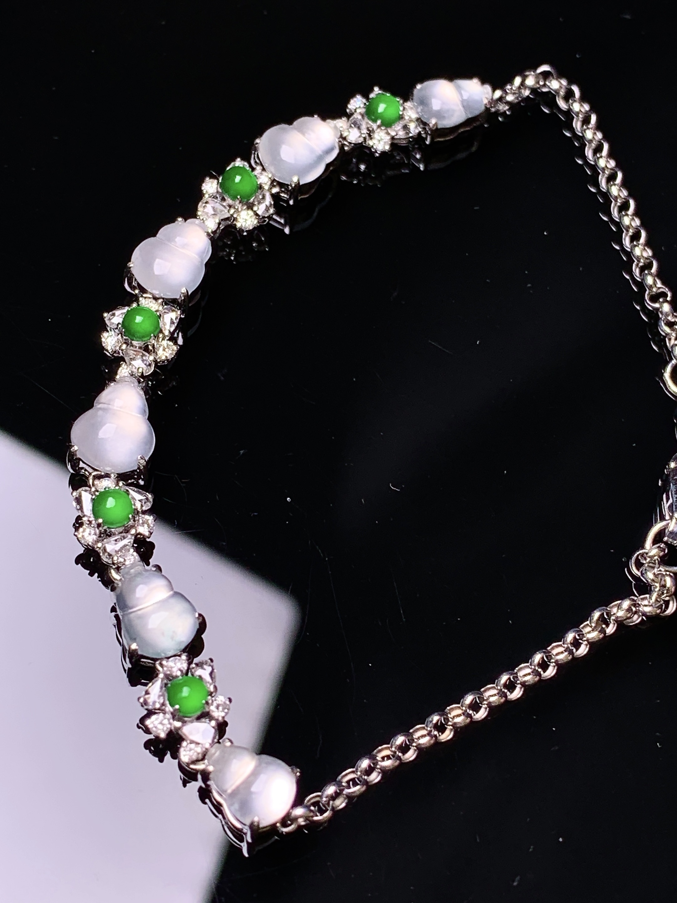 18k金钻镶嵌冰种葫芦手链 玉质细腻 色泽艳丽清新 水润亮眼 整体尺寸160*5*4.8m5