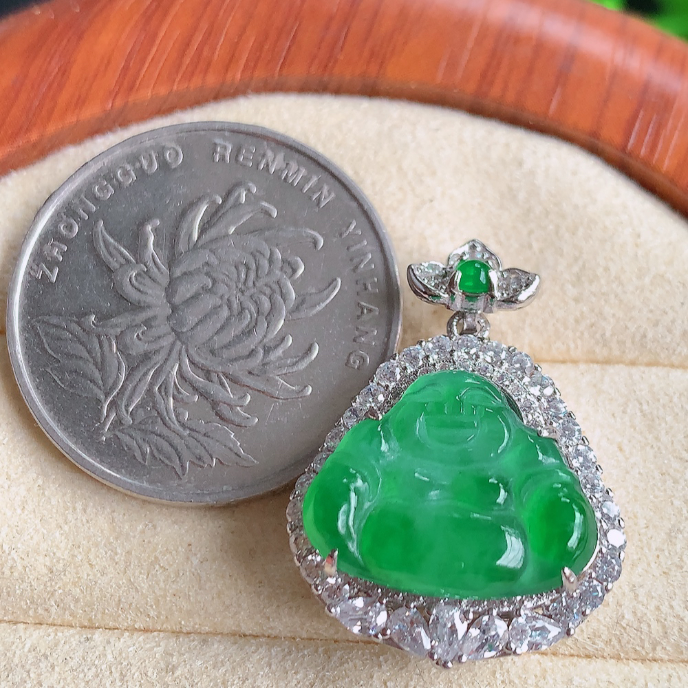 冰润满绿925银饰佛公挂件 玉质细腻  精雕弥勒佛，笑佛福耳垂肩，面相喜庆，开怀大笑，憨态可掬。惟妙惟肖，寓意福禄双全，吉祥美满，笑口常开 W502.8  整体尺寸：26.8-19-10mm  裸石尺寸：12.8-16.3mm