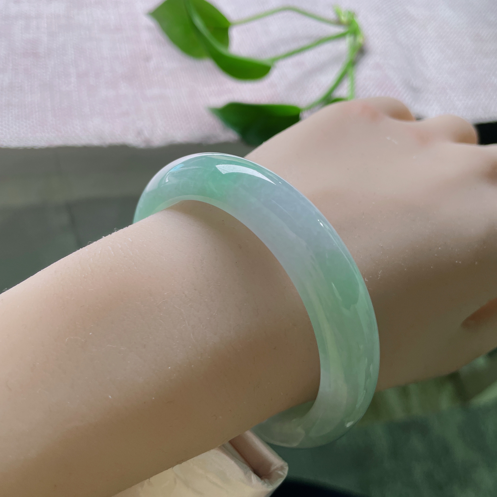 54.7/12.6/8.2，绿底正圈，甜美，不沉，不哑，亮汪汪的，像蓄着一盏青梅酿的光