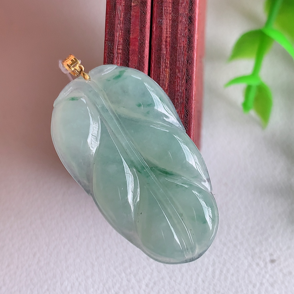 18k金扣冰润飘花金枝玉叶翡翠吊坠  老种起胶感  飘花灵动  寓意“金枝玉叶，大业有成，一夜成名”