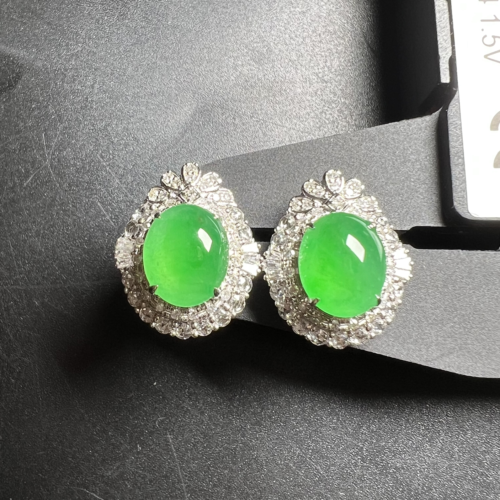 满绿蛋面耳钉整体尺寸17.7*15*10.5 裸石尺寸10*8.3*4.5