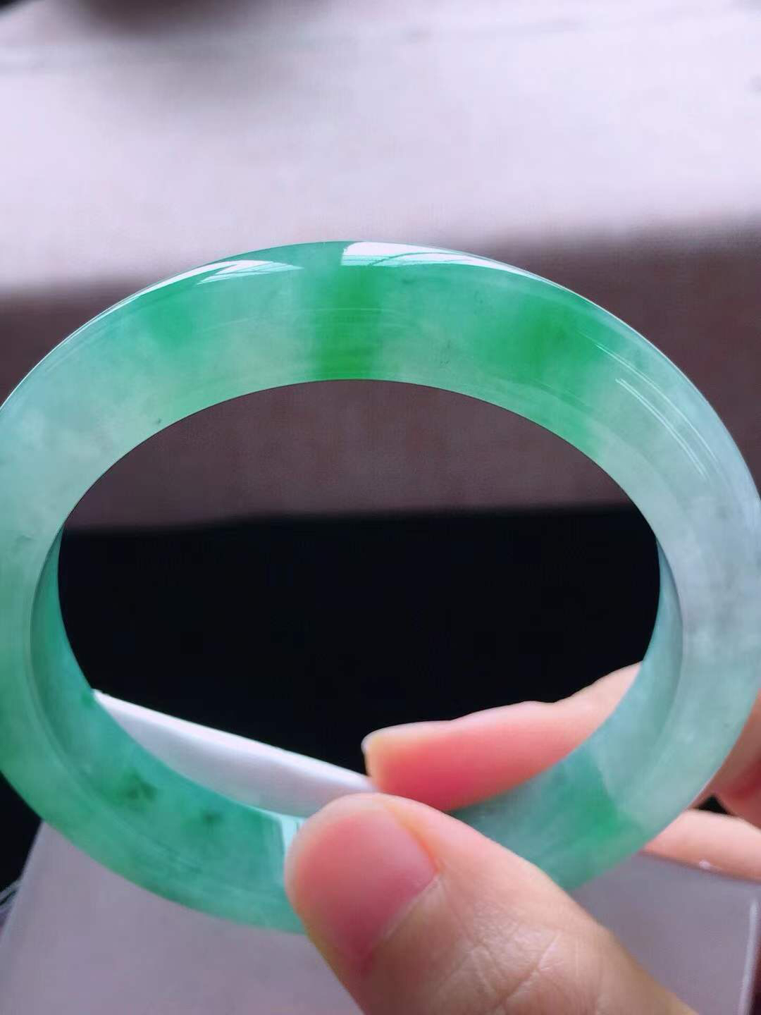 【翡翠名称】老坑种冰飘绿52.6正圈口手镯
【翡翠尺寸】52.6*10.6*8.3mm适合51.6-54正圈口佩戴
【翡翠描述】宝贝种老水足，玉质细腻，色泽靓丽，性价比高，佩戴效果好！
【其它赠送】权威证书/精美挂绳盒子/支持全国复检