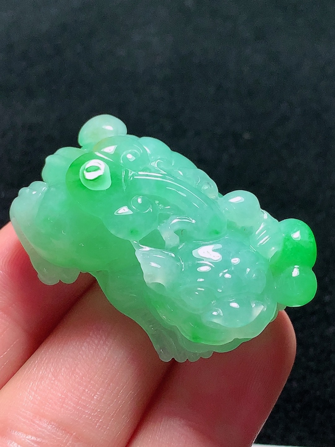 ️冰种底色飘绿貔貅，种老水头好，清爽漂亮，饱满，尺寸：38.3/24.8/14mm.