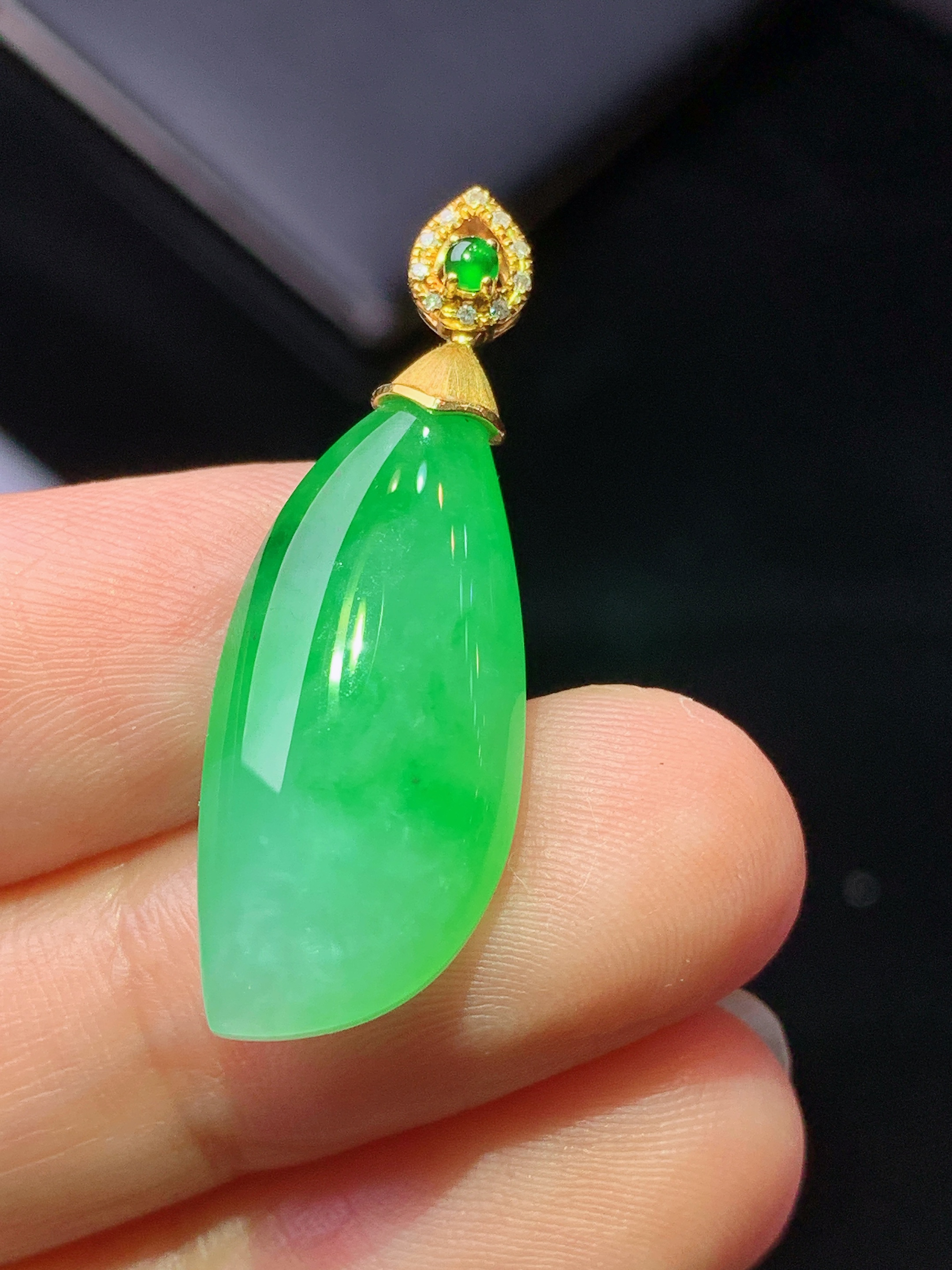 18k金钻镶嵌翠绿随形吊坠 玉质细腻 色泽艳丽清新 水润亮眼 整体尺寸31.8*11*5.6z1