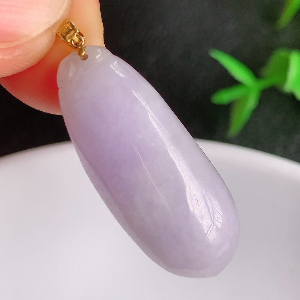 18k金扣冰润紫罗兰福瓜翡翠吊坠，呱呱来财，福气满满的美好寓意，清新自然  沁人心脾，造型独特，清秀高雅  W49.8  尺寸：29.3-12.3-5.6mm