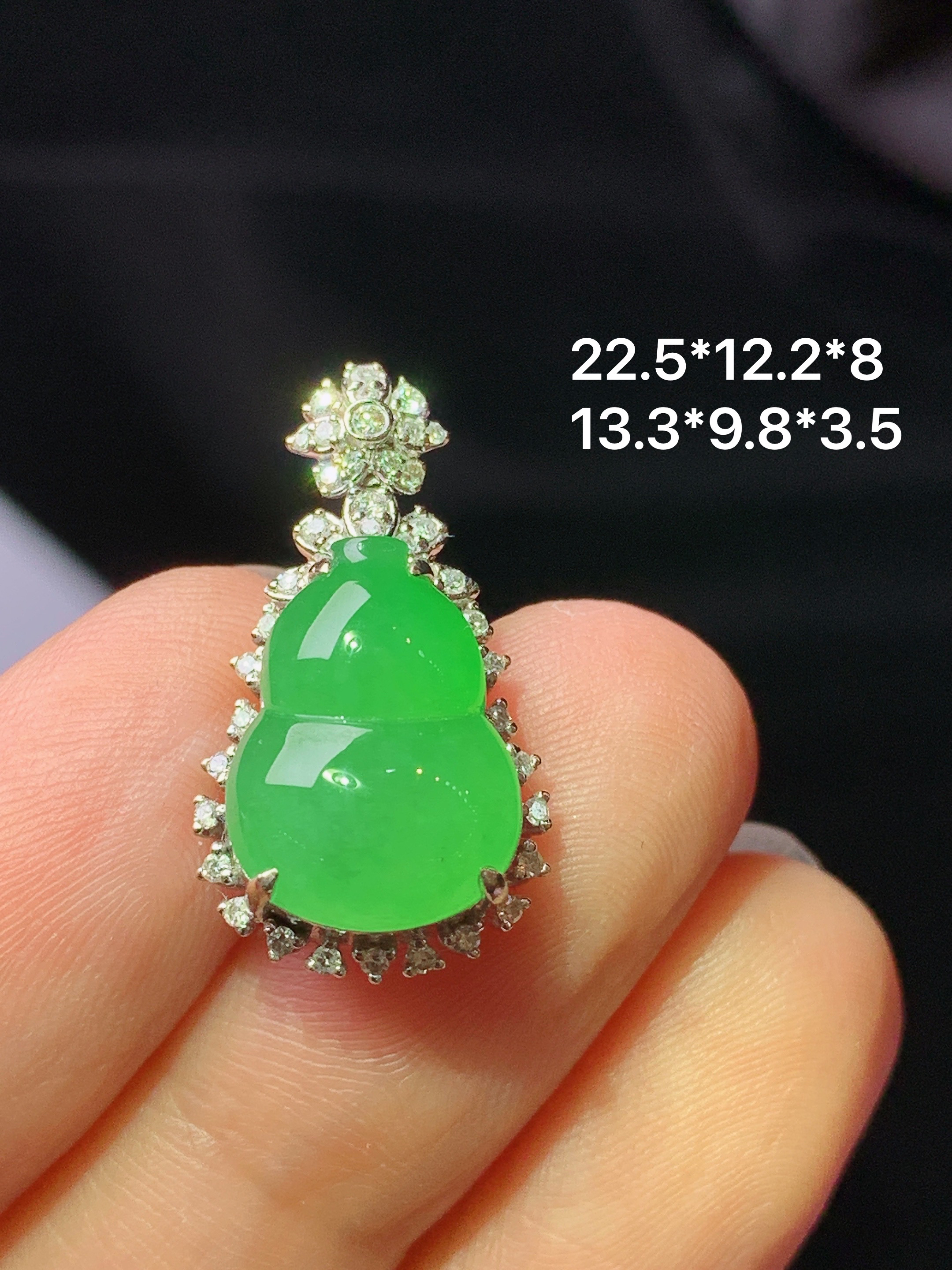 18k金钻镶嵌翠绿葫芦吊坠 玉质细腻 色泽艳丽清新 水润亮眼 整体尺寸22.5*12.2*8j2