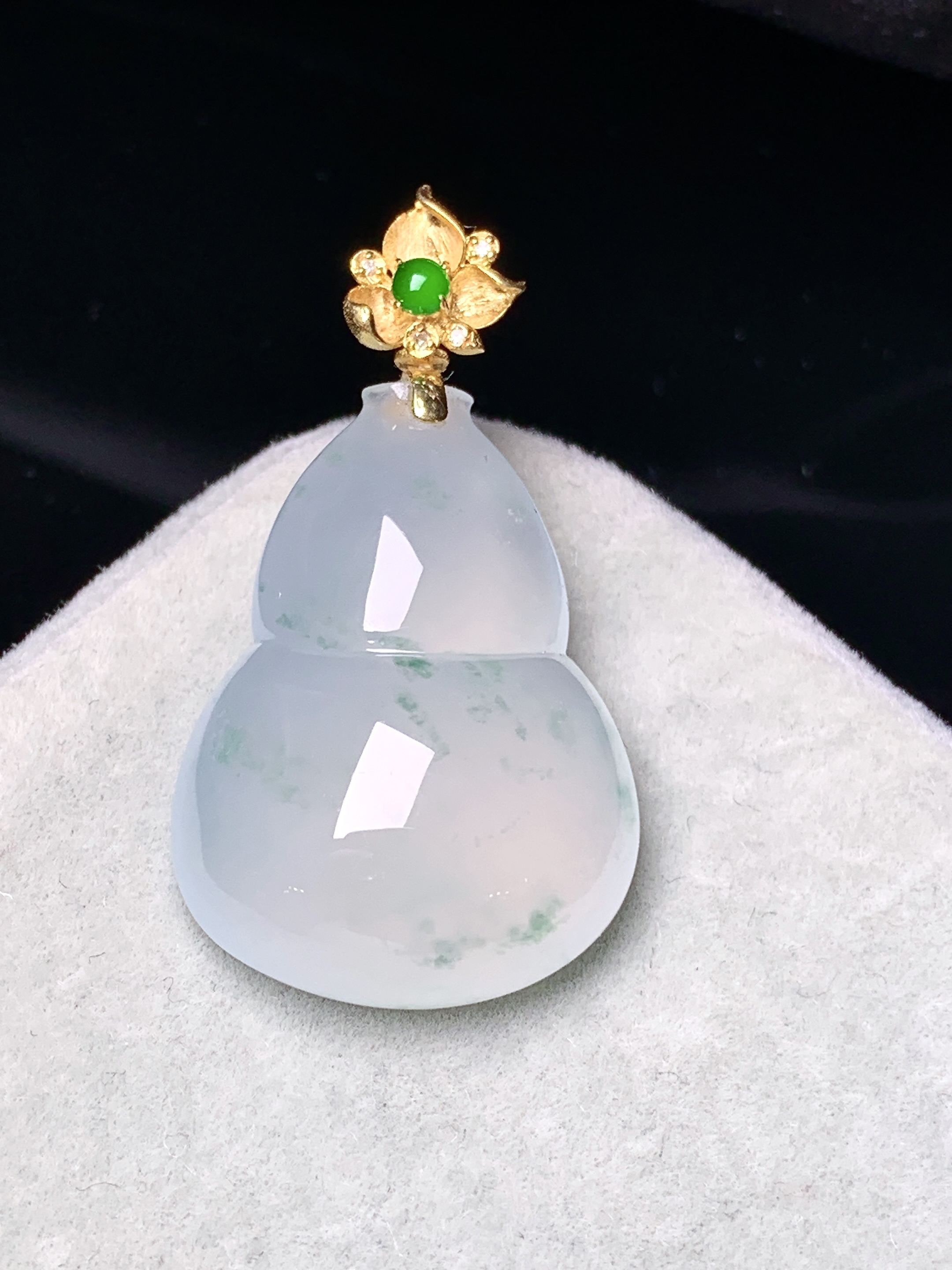 18k金镶嵌冰种葫芦吊坠 玉质细腻 色泽艳丽清新 水润亮眼 整体尺寸35.5*19.5*9*2x