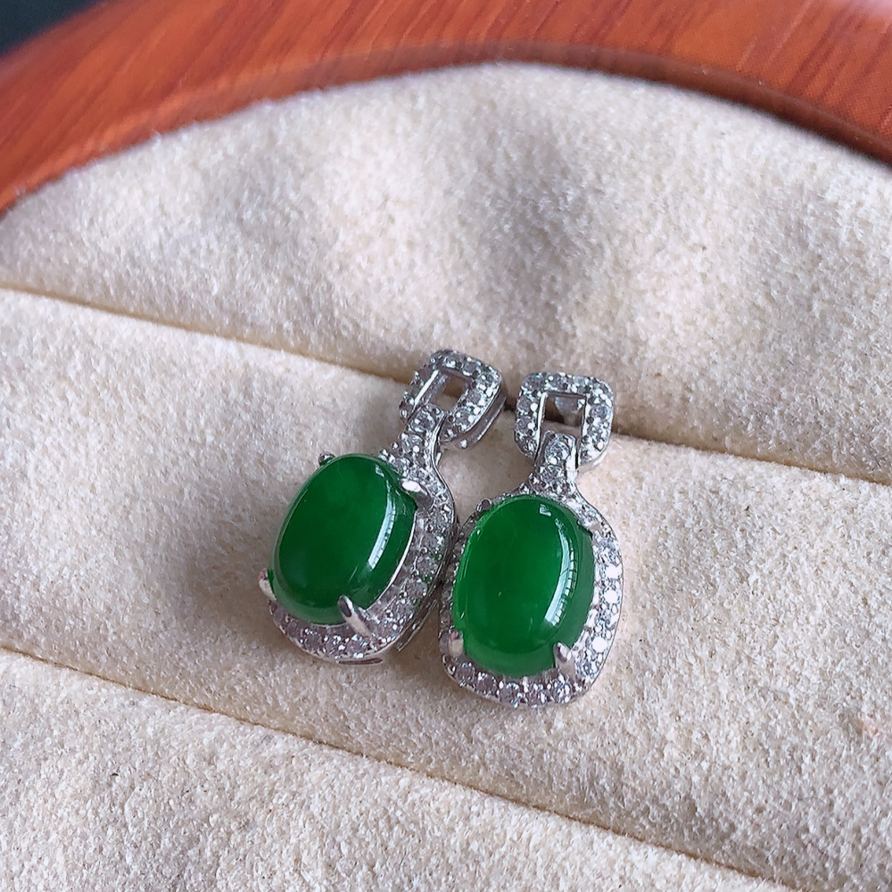 冰满绿翡翠925银镶嵌耳钉，自然光实拍，翠色灵动，颜色漂亮，种老水足，品相佳，佩戴佳品！W502.8  取一整体尺寸：16-8-6.3mm  裸石尺寸：8-5.8mm