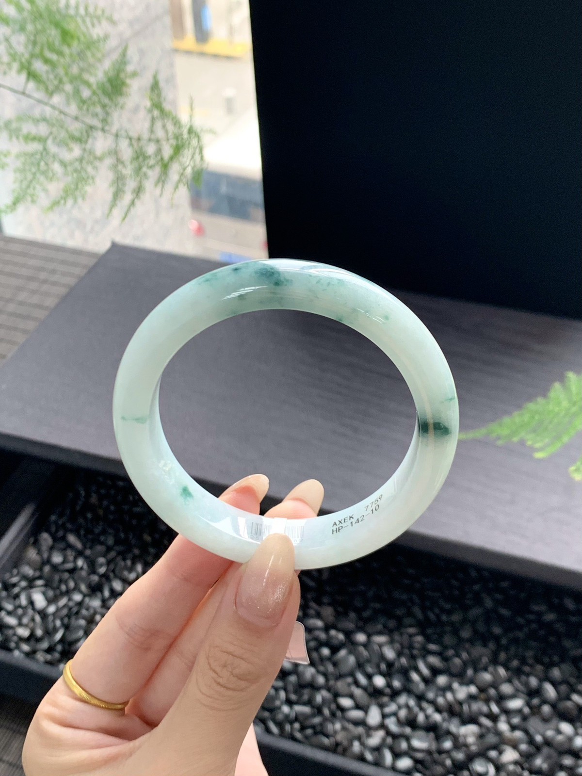 【牛奶底飘花手镯】如清泉般泌人心脾丝丝绿花润进心田，如清风徐来，令人心旷神怡，有种独一无二的诗意美