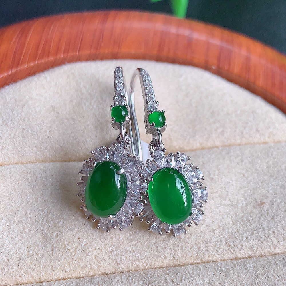 冰满绿翡翠925银镶嵌耳钉，自然光实拍，翠色灵动，颜色漂亮，种老水足，品相佳，佩戴佳品！W502.8